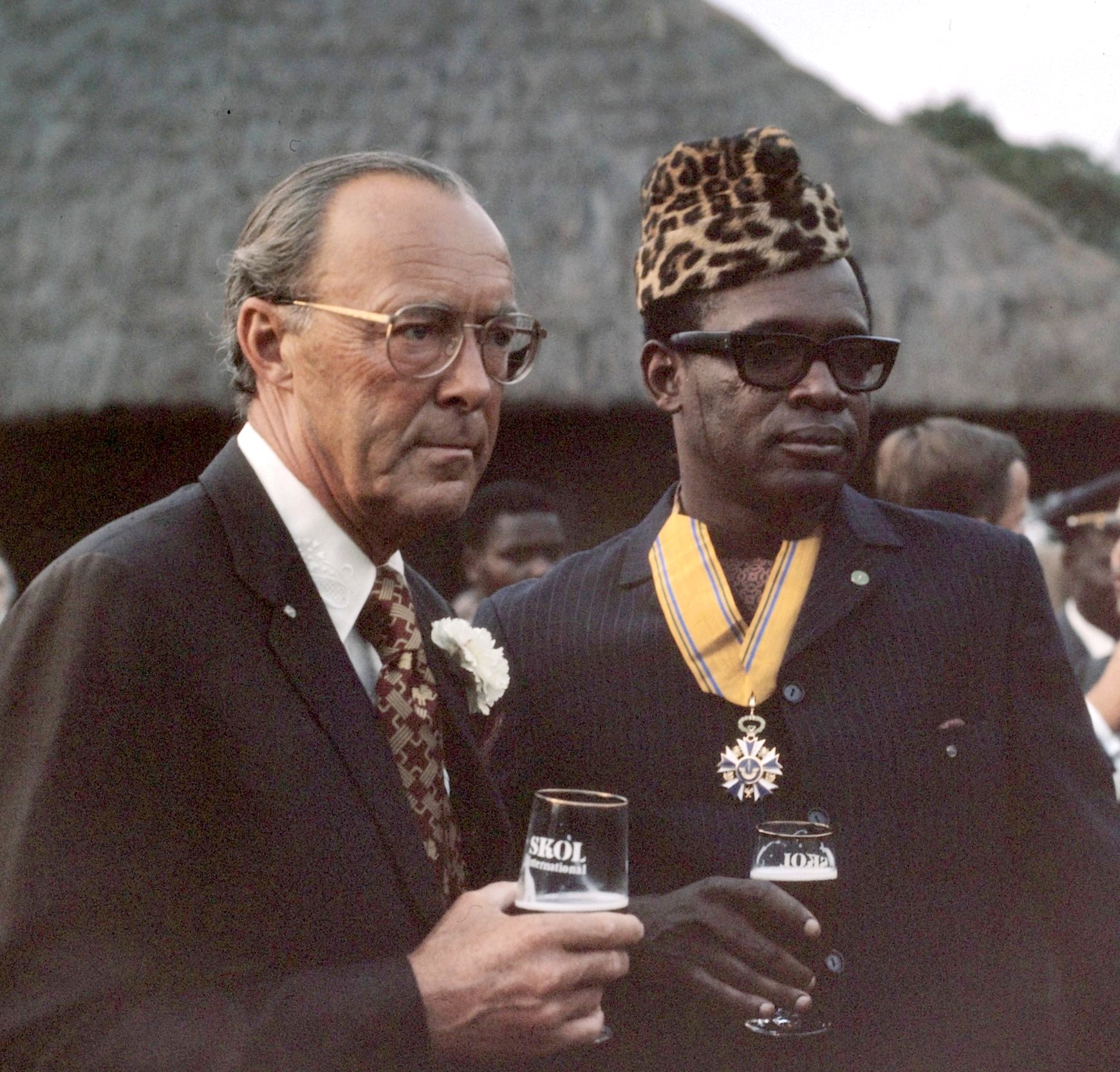 Mobutu bersama Pangeran Bernhard dari Belanda di Kinshasa pada tahun 1973. Mobutu sering menjamu tokoh-tokoh internasional.