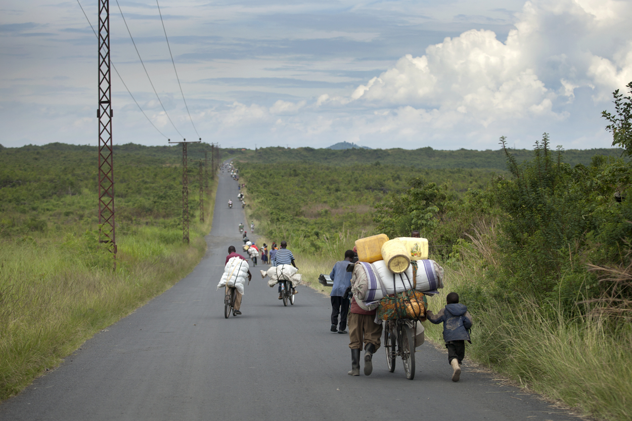 Penduduk melarikan diri dari desa mereka karena pertempuran antara FARDC dan kelompok pemberontak, Kivu Utara, 2012. Konflik berkelanjutan di timur terus menyebabkan penderitaan bagi warga sipil.