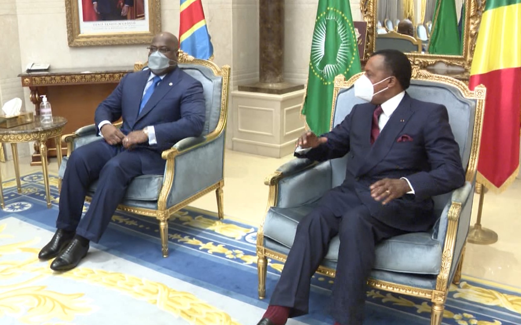 Presiden Félix Tshisekedi bersama presiden tetangga Republik Kongo, Denis Sassou Nguesso, pada tahun 2020; keduanya mengenakan masker wajah karena pandemi COVID-19 yang sedang berlangsung. Transisi kekuasaan menandai harapan baru, namun tantangan lama tetap ada.