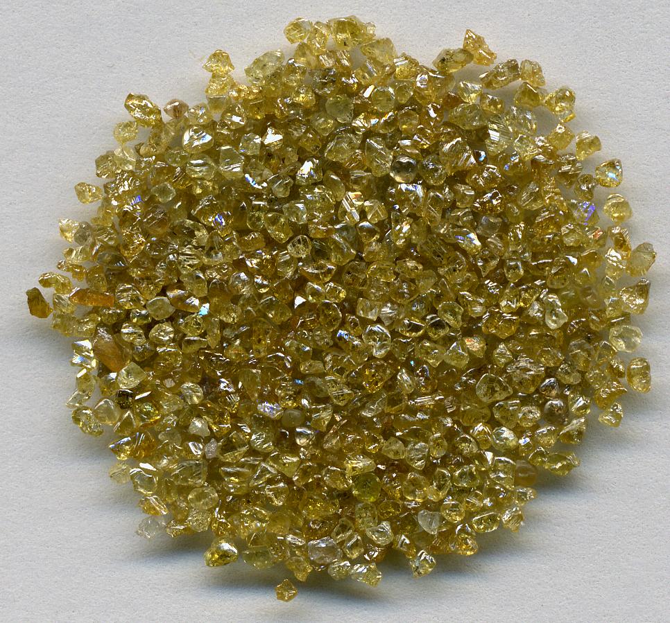 Berlian kasar berukuran ≈1 hingga 1.5 mm dari DR Kongo. Berlian adalah salah satu ekspor mineral utama.