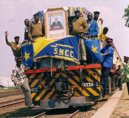 Kereta dari Lubumbashi tiba di Kindu di jalur yang baru direnovasi. Peningkatan infrastruktur kereta api penting untuk konektivitas.