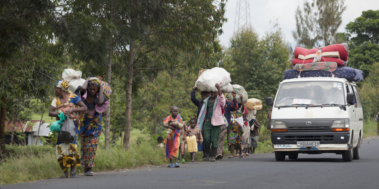Penduduk melarikan diri dari desa mereka karena pertempuran antara FARDC dan kelompok pemberontak, Sake Kivu Utara 30 April 2012. Konflik internal adalah penyebab utama pengungsian.