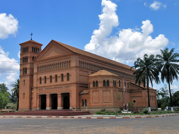 Katedral Santo Petrus dan Paulus, Lubumbashi. Kekristenan adalah agama dominan di RDK.