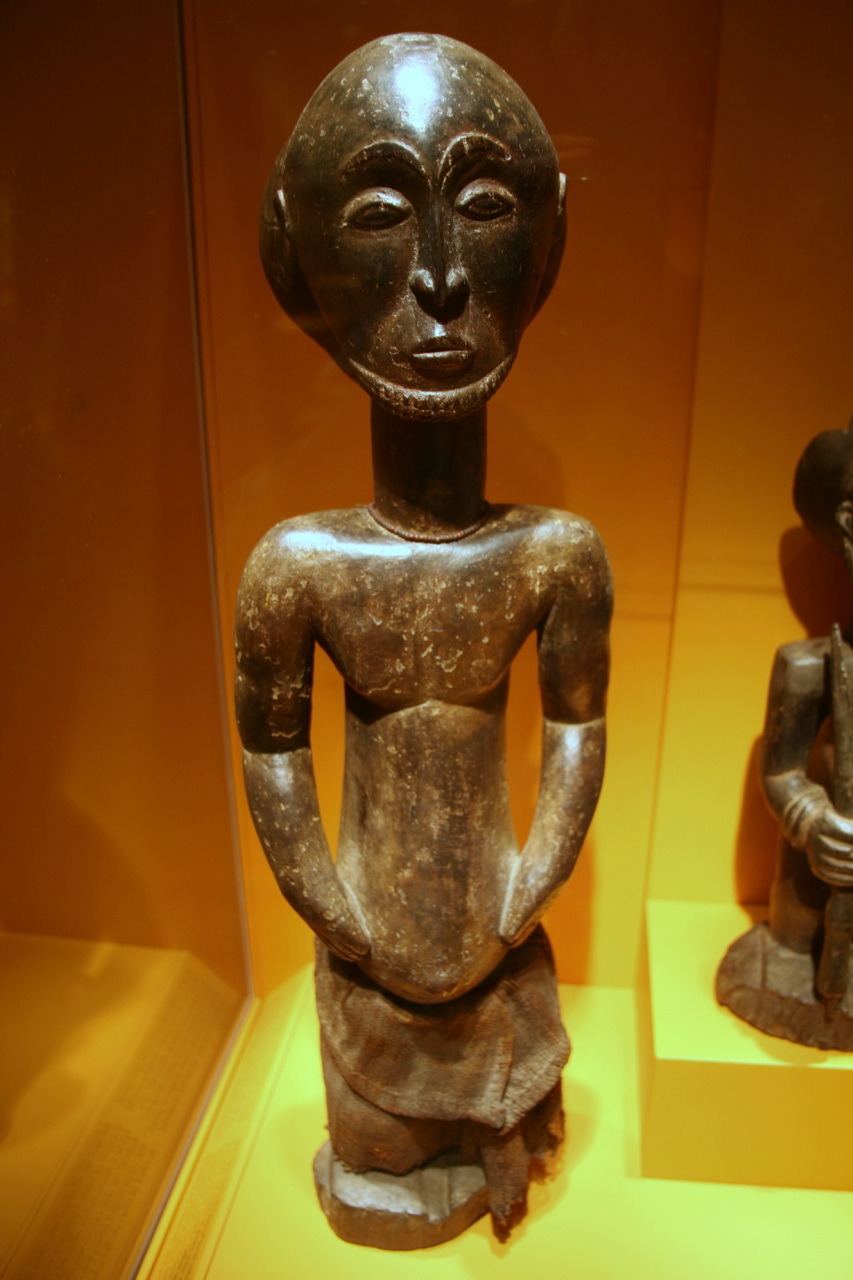 Patung pria Hemba. Seni tradisional Kongo kaya akan ekspresi dan makna.