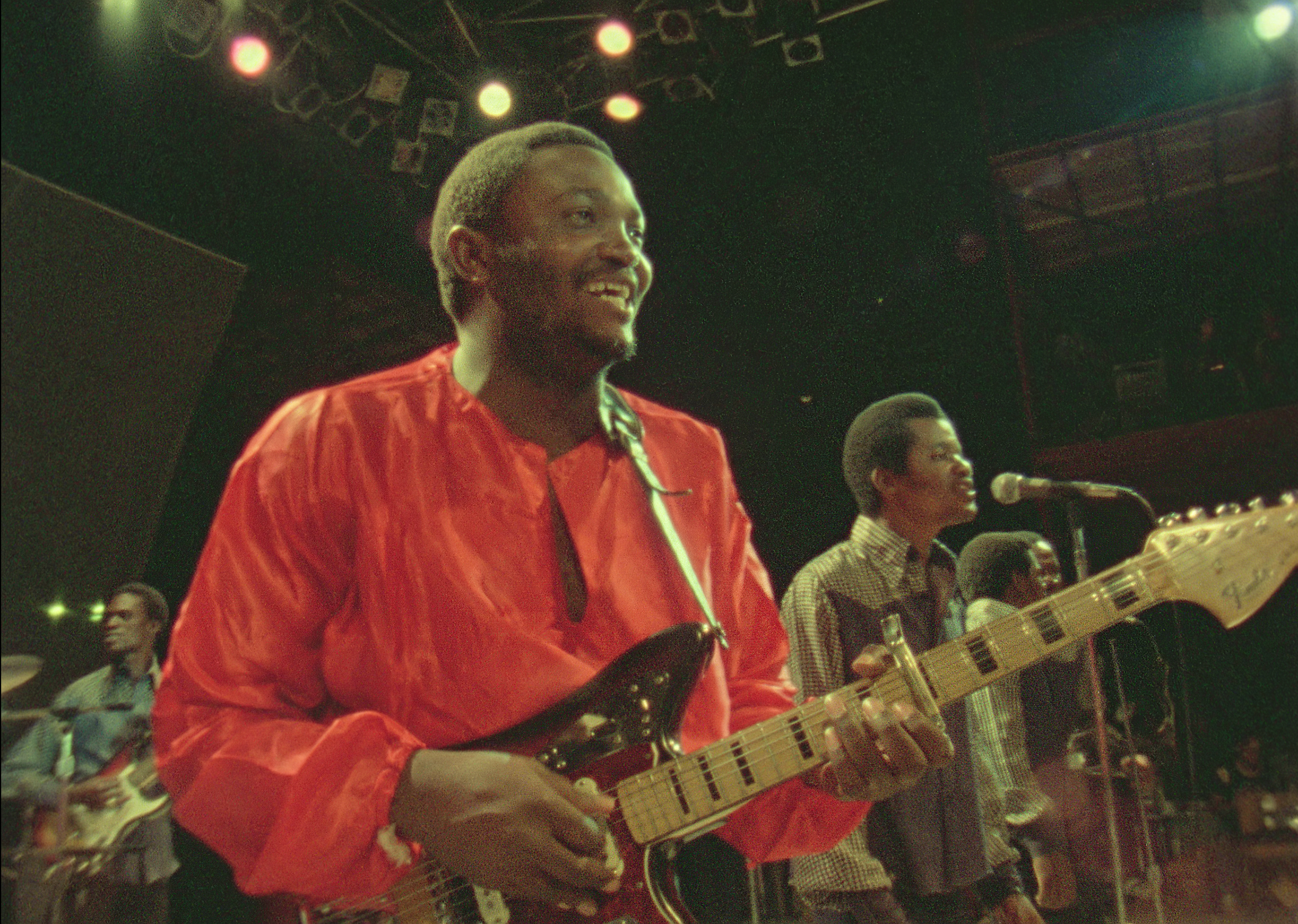 Franco Luambo dan orkestra OK Jazz-nya tampil live di Zaire 74. Franco adalah salah satu tokoh paling berpengaruh dalam musik Kongo.