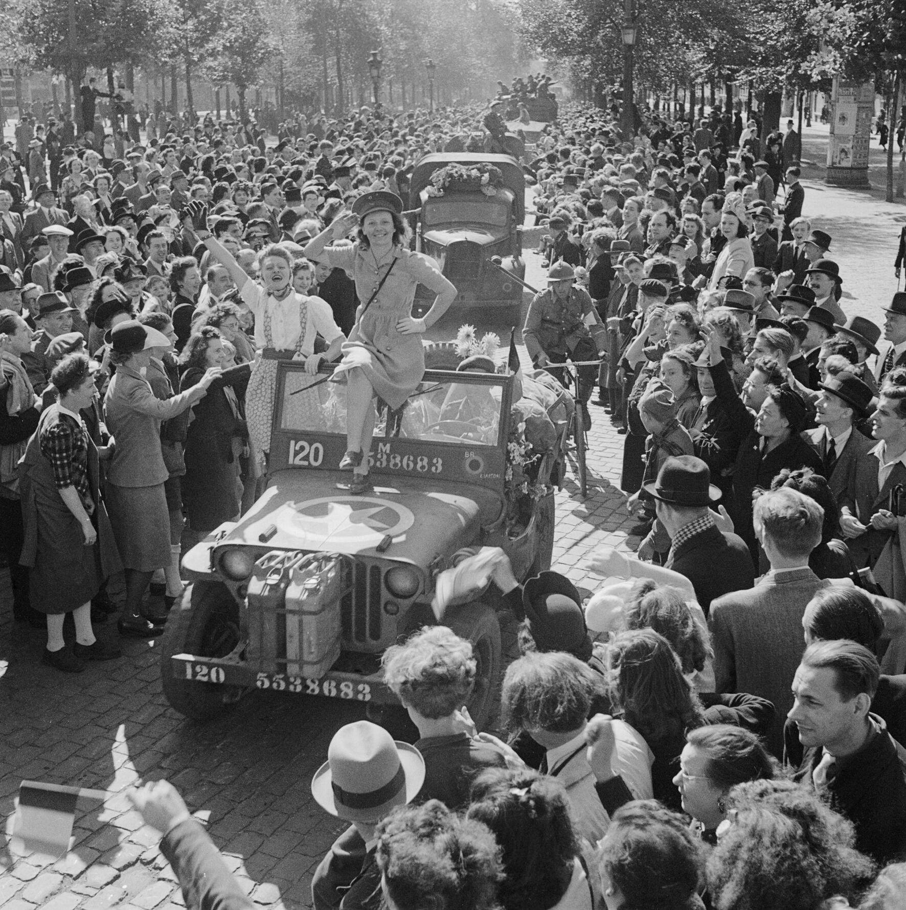 Kerumunan yang bersorak menyambut pasukan Inggris memasuki Brussels, 4 September 1944.