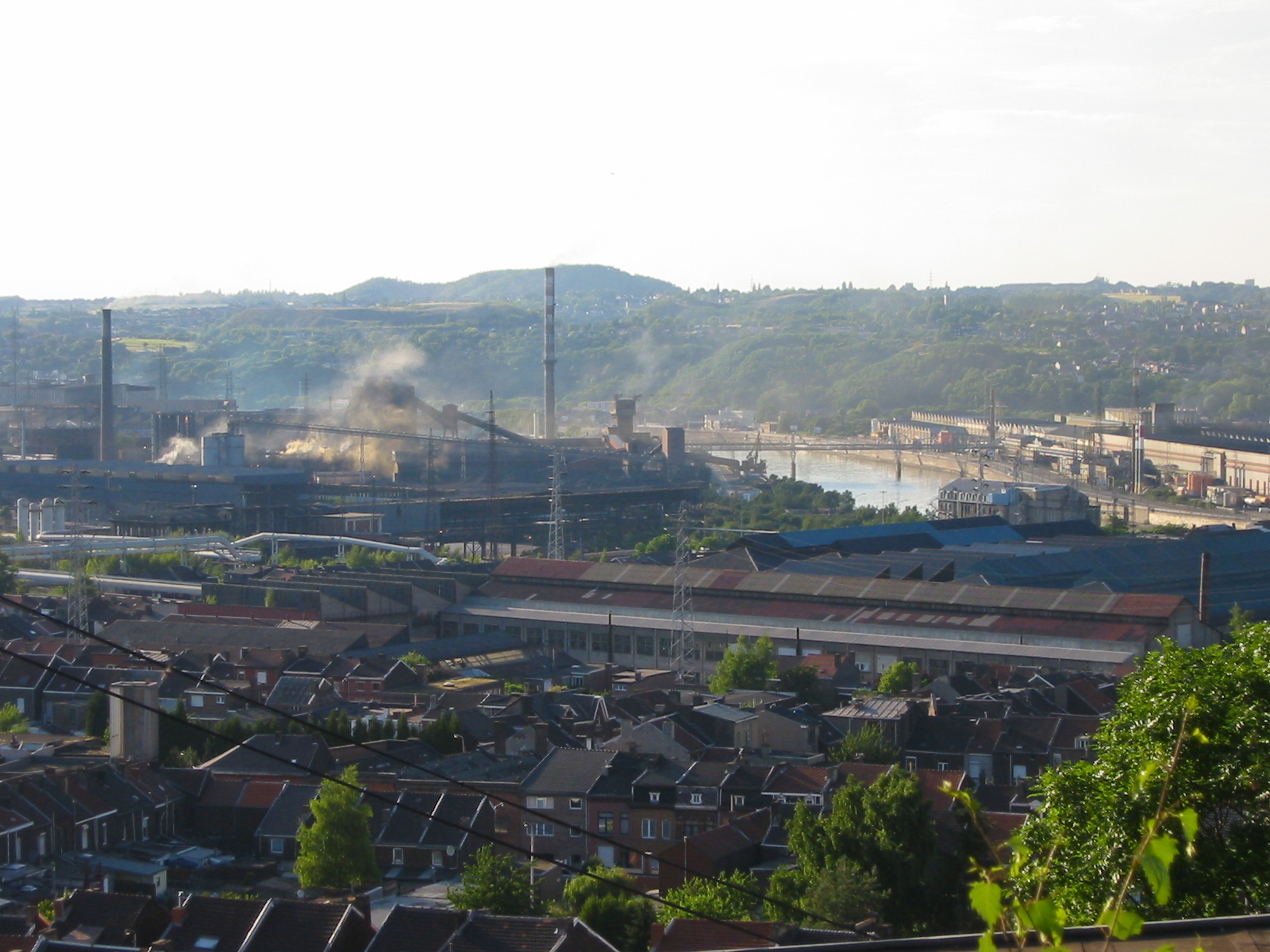 Pabrik baja di sepanjang Sungai Meuse di Ougrée, dekat Liège.