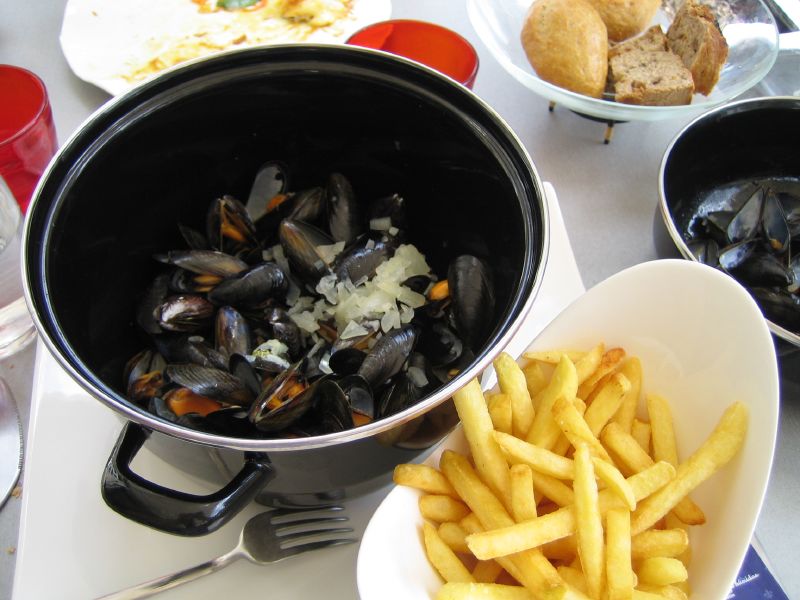 Moules-fritesmul fritBahasa Prancis (kerang dengan kentang goreng) adalah hidangan nasional Belgia.