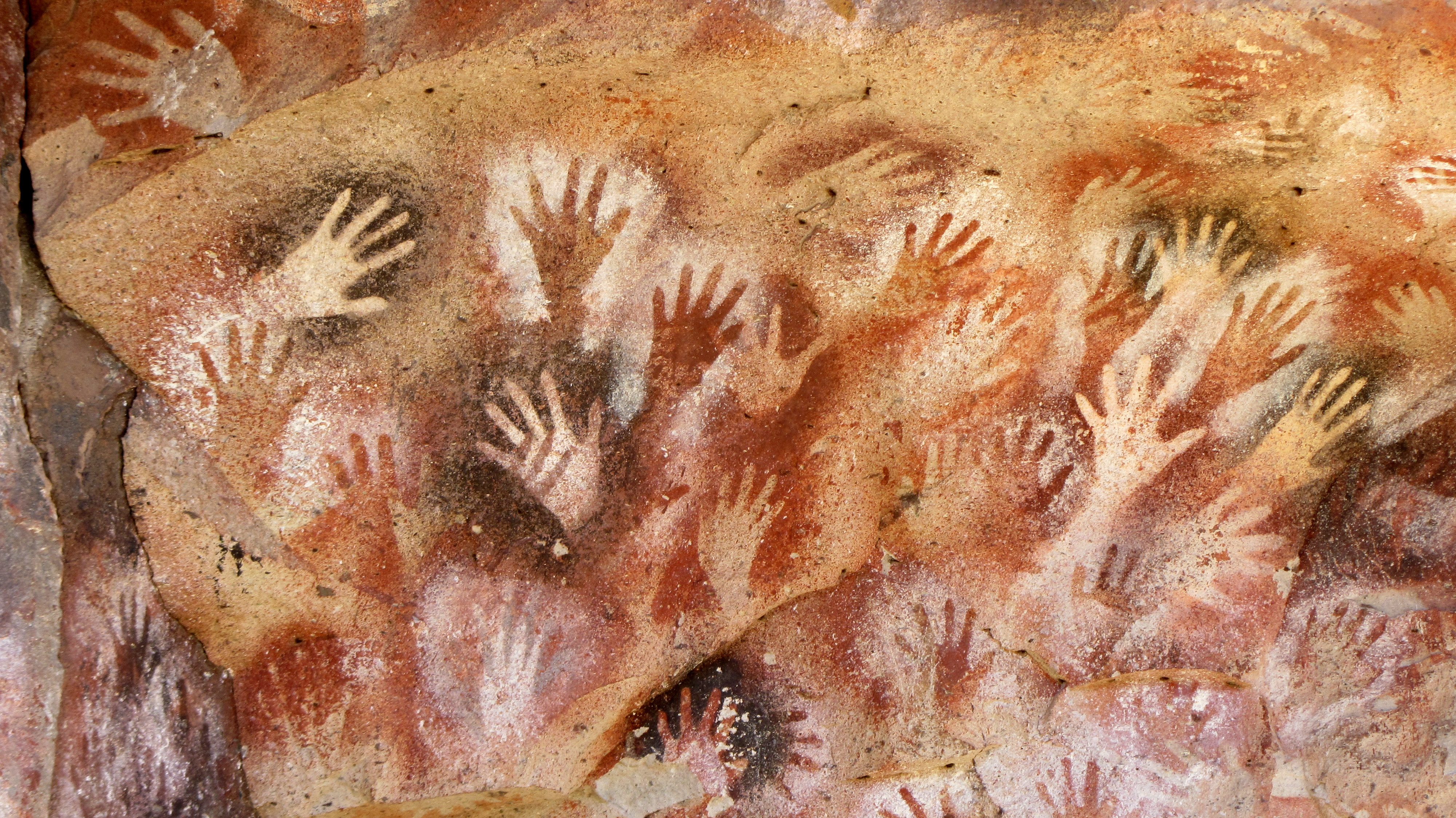 Cueva de las Manos (Gua Tangan) di wilayah Santa Cruz. Lukisan gua ini dianggarkan berusia antara 9,000 hingga 13,000 tahun.