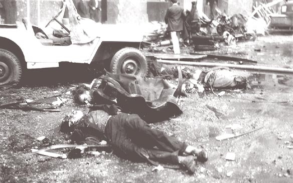 Korban sipil setelah serangan udara dan pembantaian di Plaza de Mayo, Juni 1955.