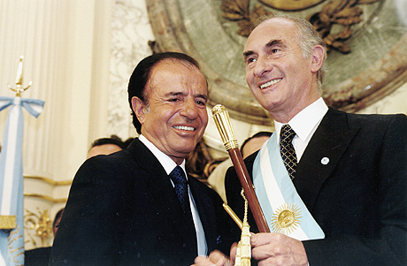 Carlos Menem (kiri) bersama Fernando de la Rúa pada 10 Disember 1999 sejurus selepas yang kedua menjadi presiden.