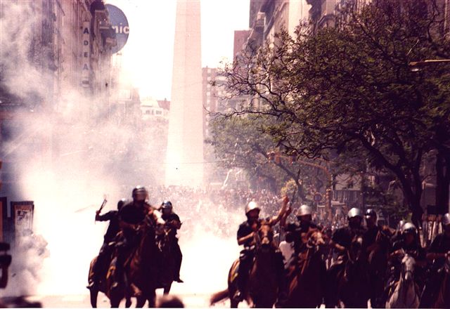 Pergolakan awam di Plaza de Mayo semasa rusuhan Argentinazo, yang memaksa De La Rúa meletak jawatan pada 21 Disember 2001.