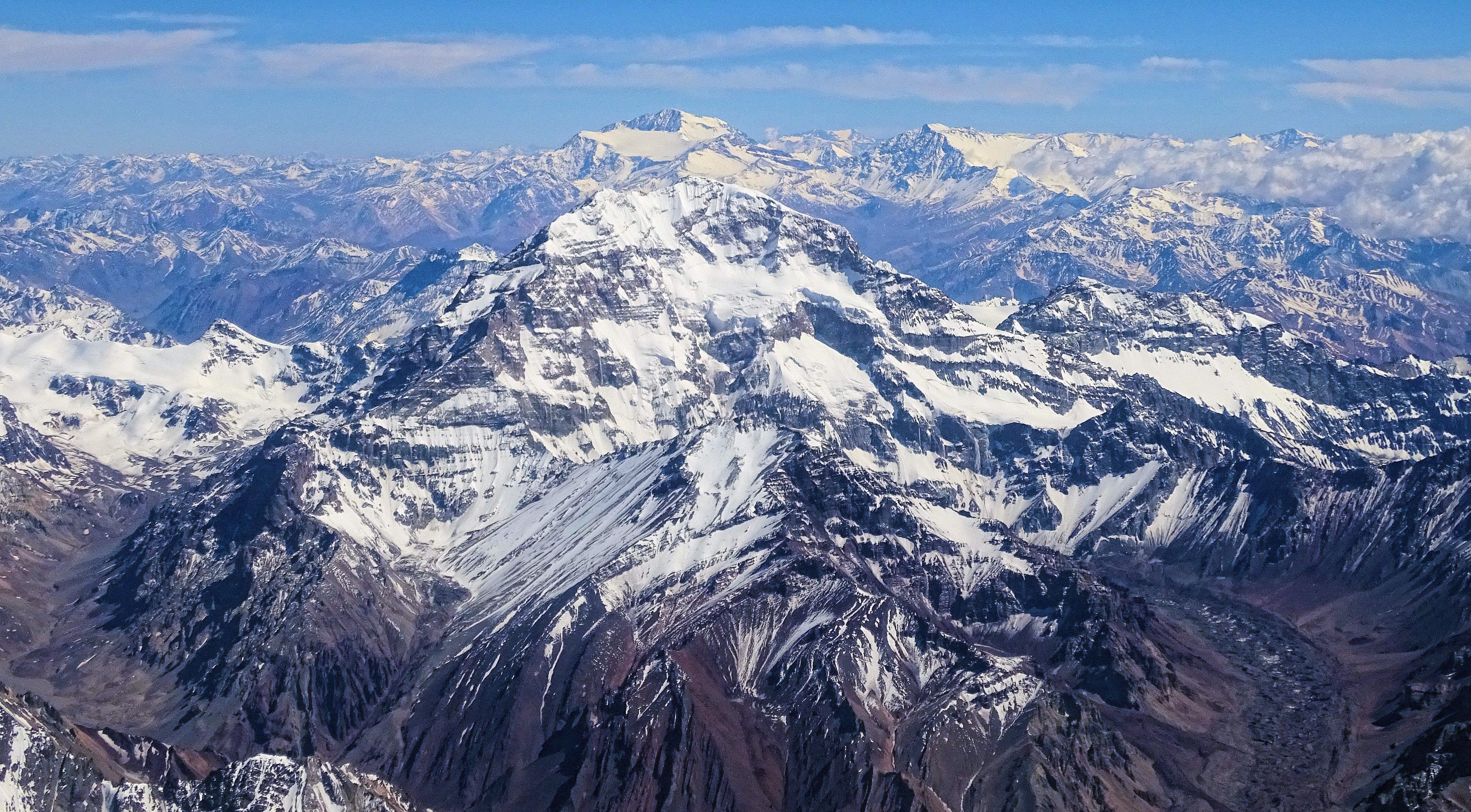 Gunung Aconcagua ialah gunung tertinggi di luar Asia, pada 6.96 K m, dan titik tertinggi di Hemisfera Selatan.