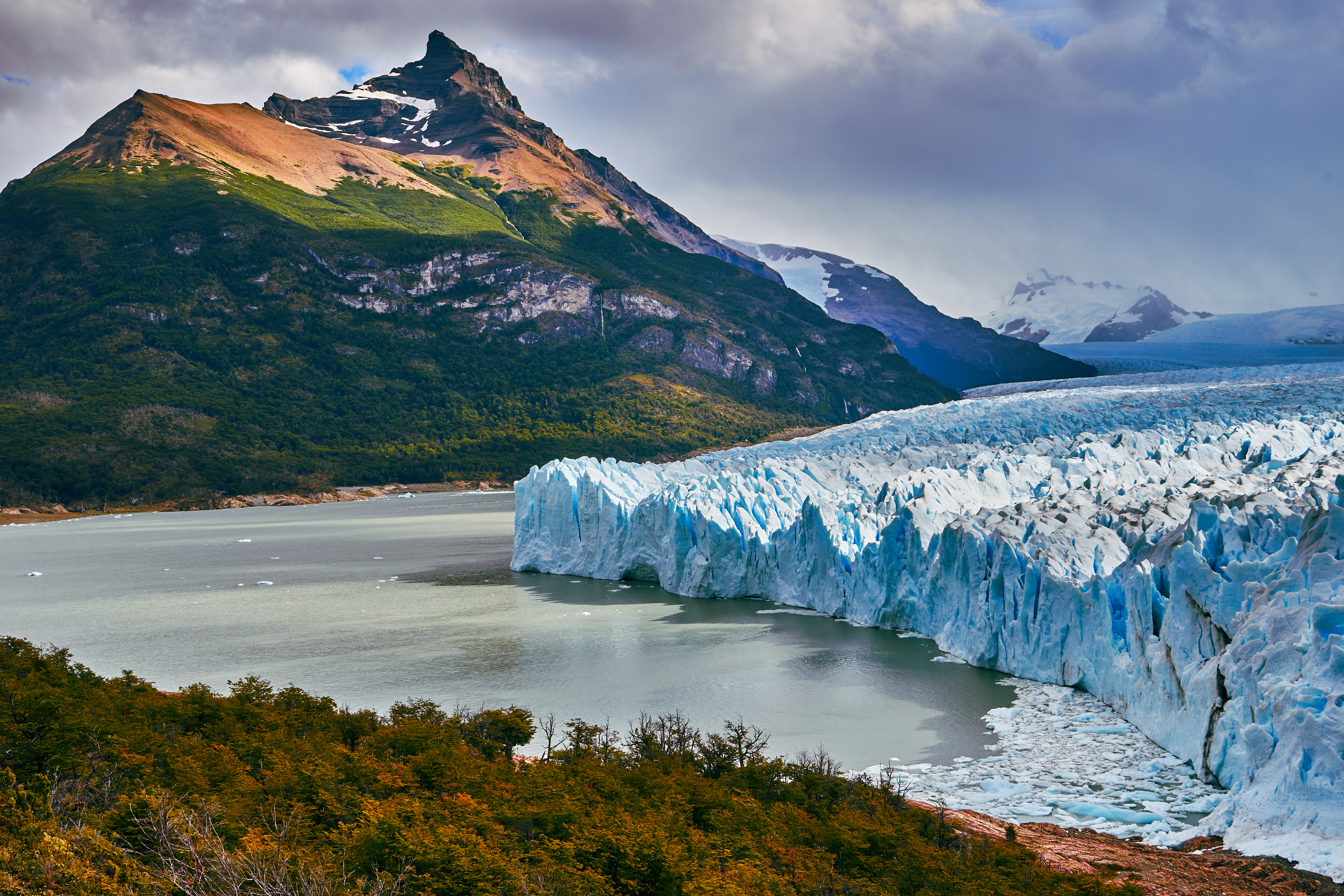 Argentina menampilkan lokasi geografi seperti glasier ini, yang dikenali sebagai Glasier Perito Moreno.