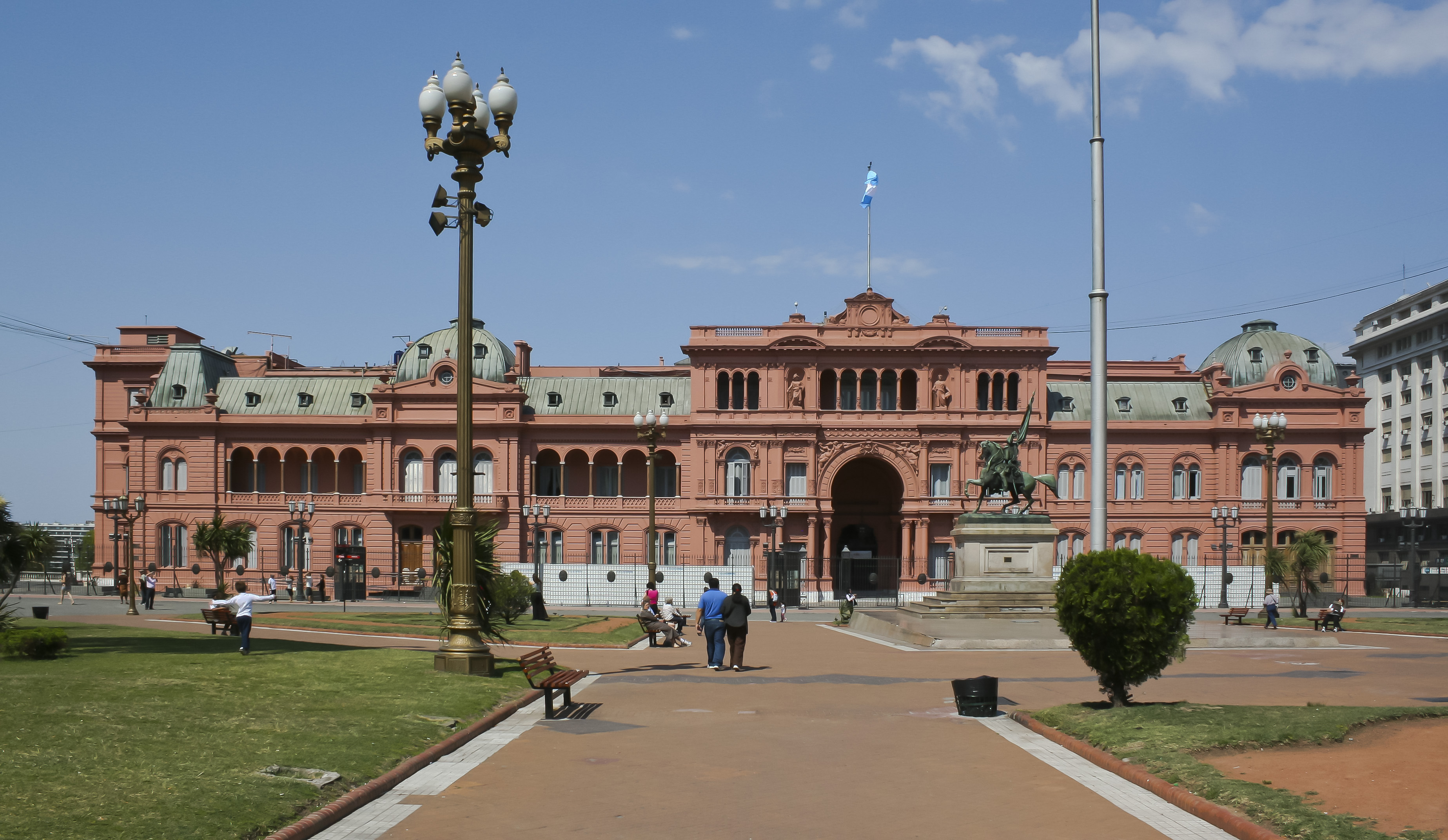 Casa Rosada di Buenos Aires, tempat kerja Presiden Argentina.