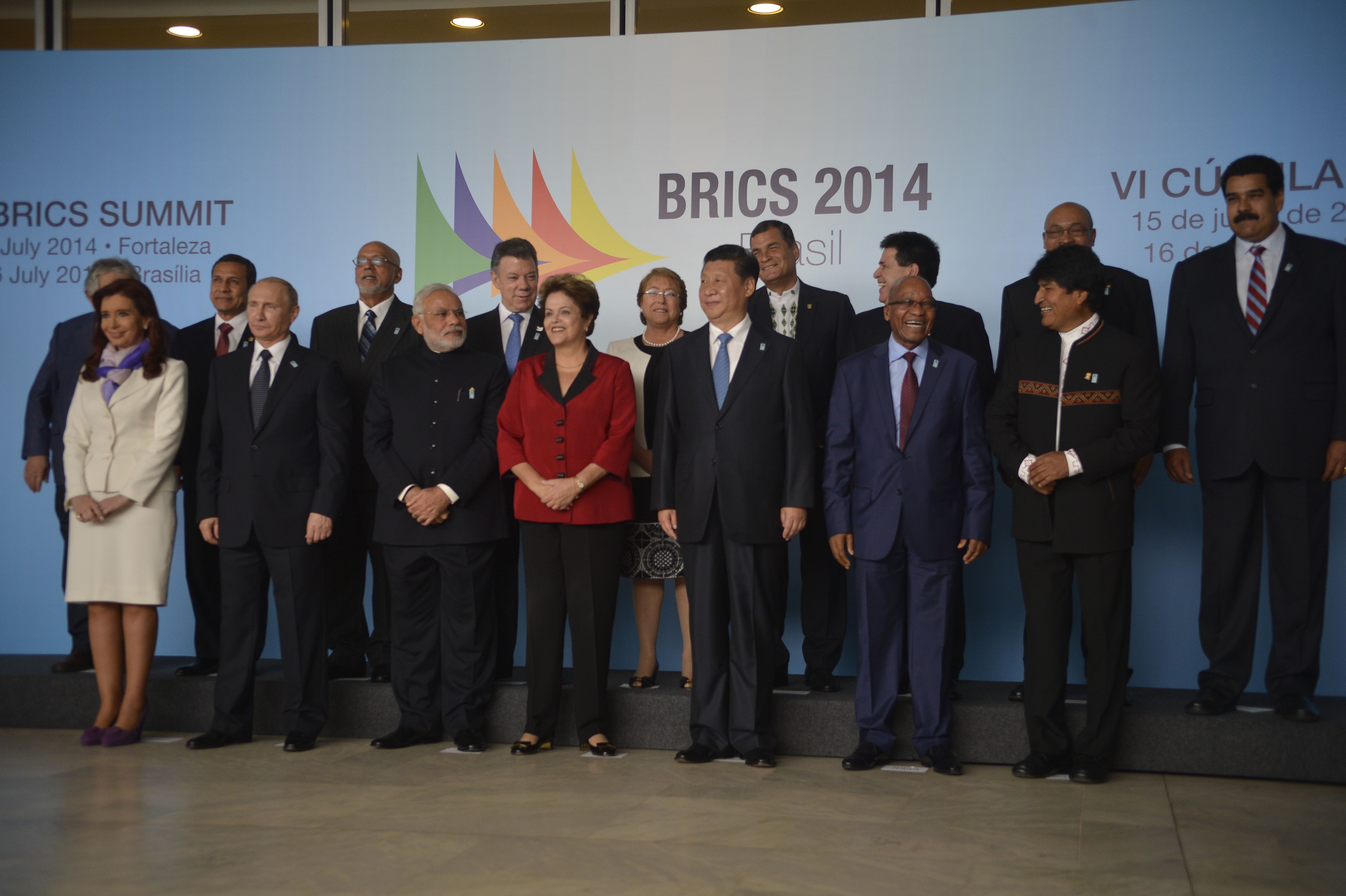 Cristina Kirchner bersama ahli-ahli BRICS dan Kesatuan Negara-Negara Amerika Selatan pada tahun 2014.