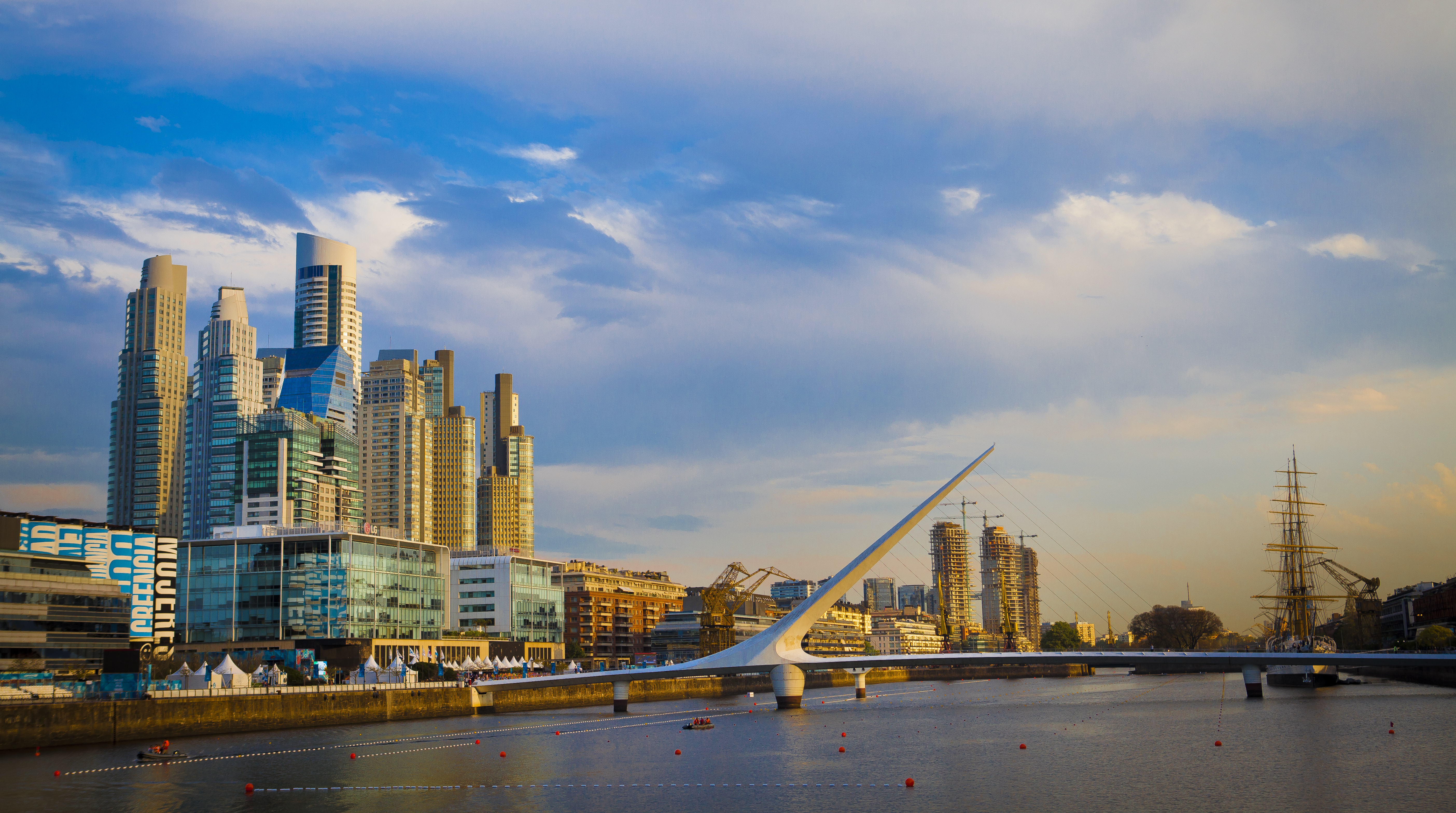 Kompleks perniagaan Puerto Madero di CBD Buenos Aires.