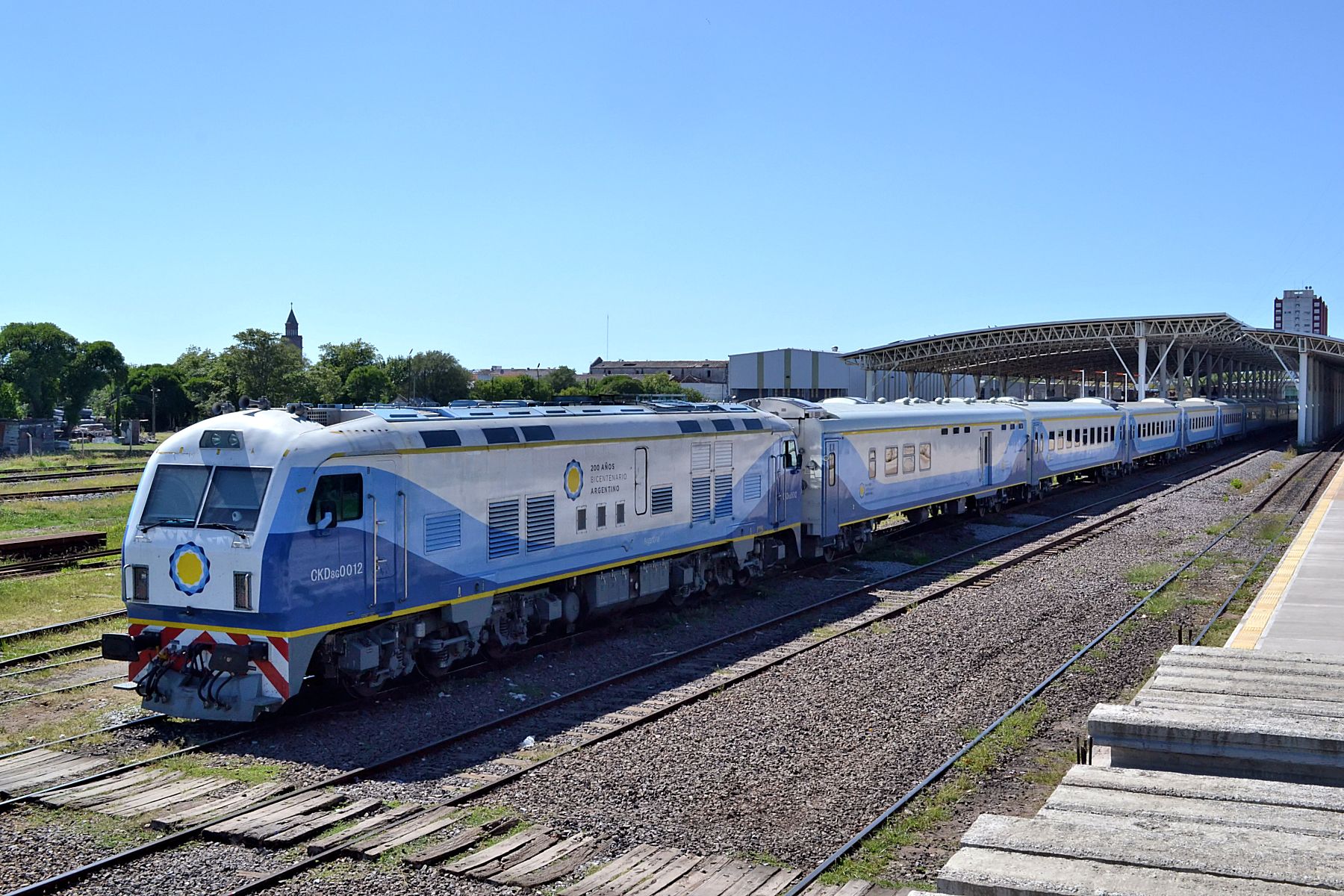 Sebuah Trenes Argentinos CNR CKD8G di stesen kereta api Mar del Plata.