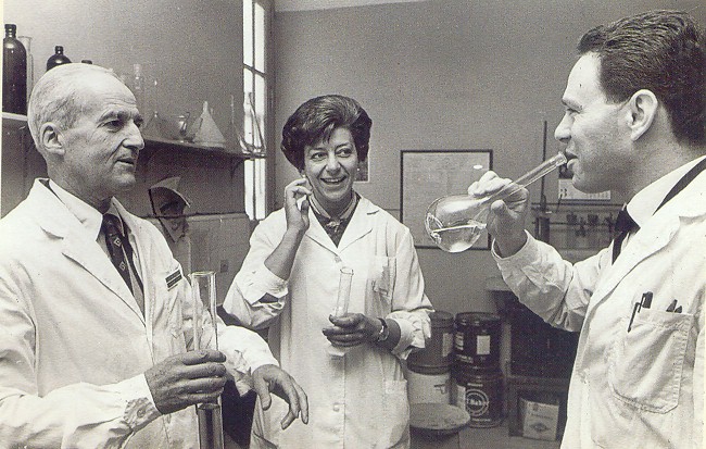 Luis Federico Leloir (kiri) dan kakitangannya meraikan Hadiah Nobel dalam Kimia 1970 beliau.