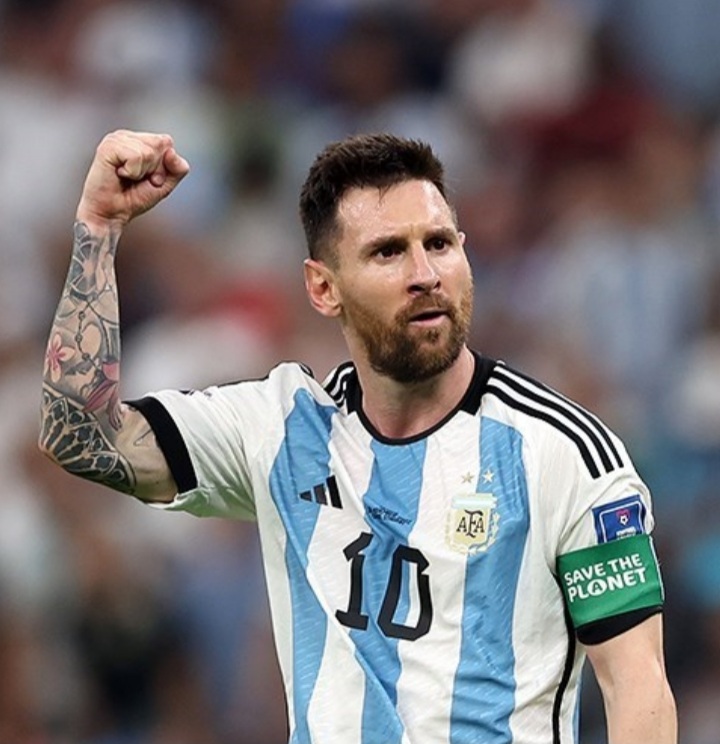 Pemain bola sepak Lionel Messi, pemenang lapan kali Ballon d'Or, adalah kapten semasa pasukan bola sepak kebangsaan Argentina.
