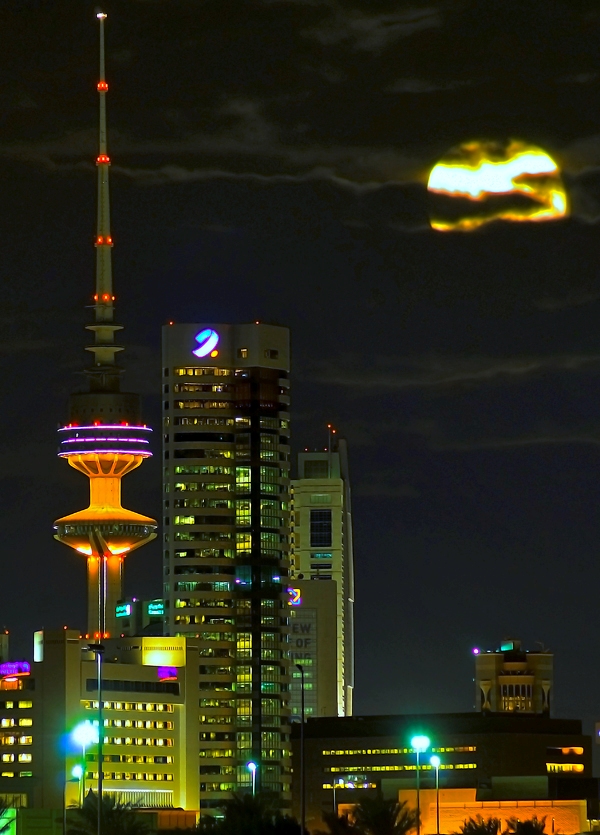 Tháp Viễn thông Kuwait cao 372 m (trái) là tháp truyền thông chính của Kuwait.