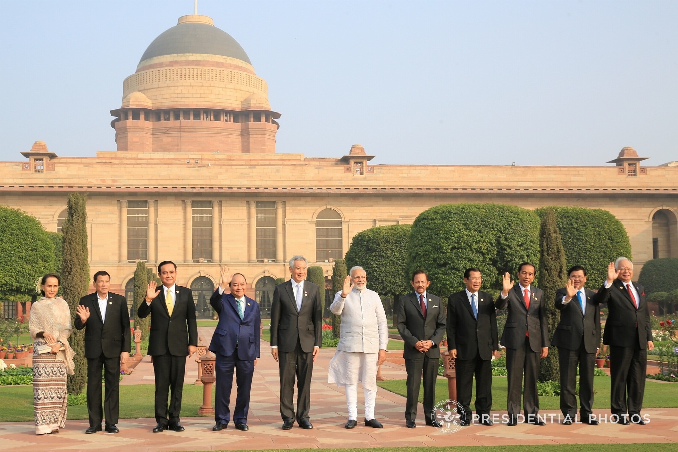 Then Prime Minister Thongloun Sisoulith with Indian Prime Minister Narendra Modi and ASEAN heads of state in New Delhi, January 25, 2018