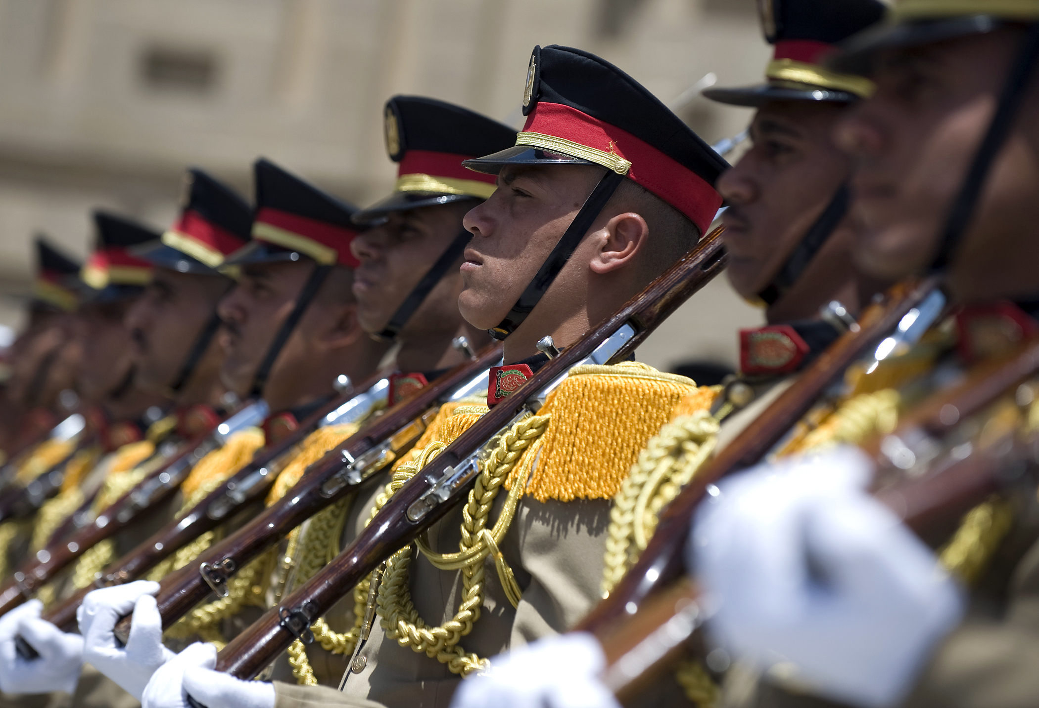 Egyptian honour guard soldiers during a visit of U.S. Navy Admiral Mike Mullen, showcasing the ceremonial aspect of the Egyptian Armed Forces.