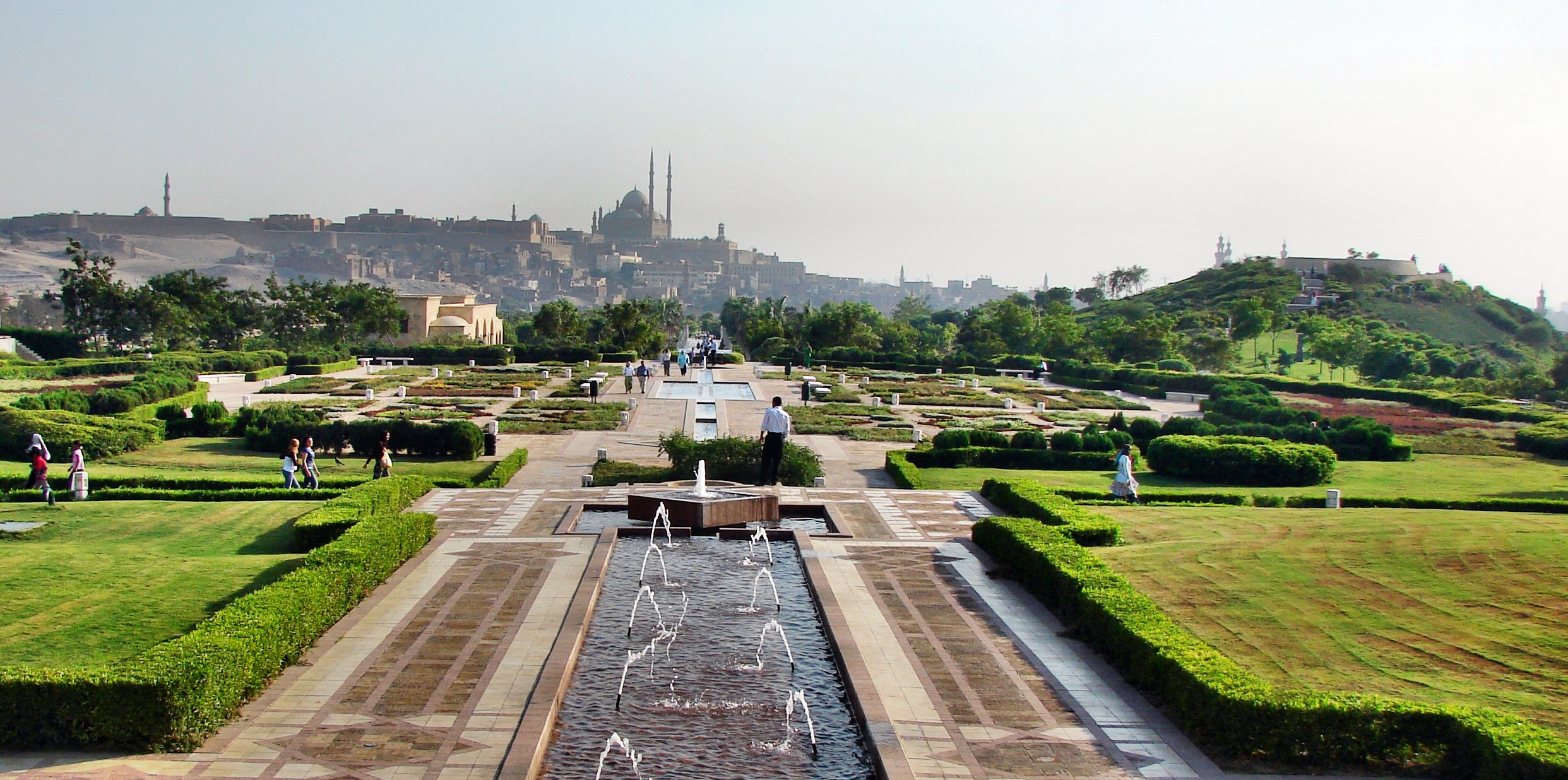 Taman Al-Azhar terdaftar sebagai salah satu dari enam puluh ruang publik besar dunia oleh Proyek untuk Ruang Publik.
