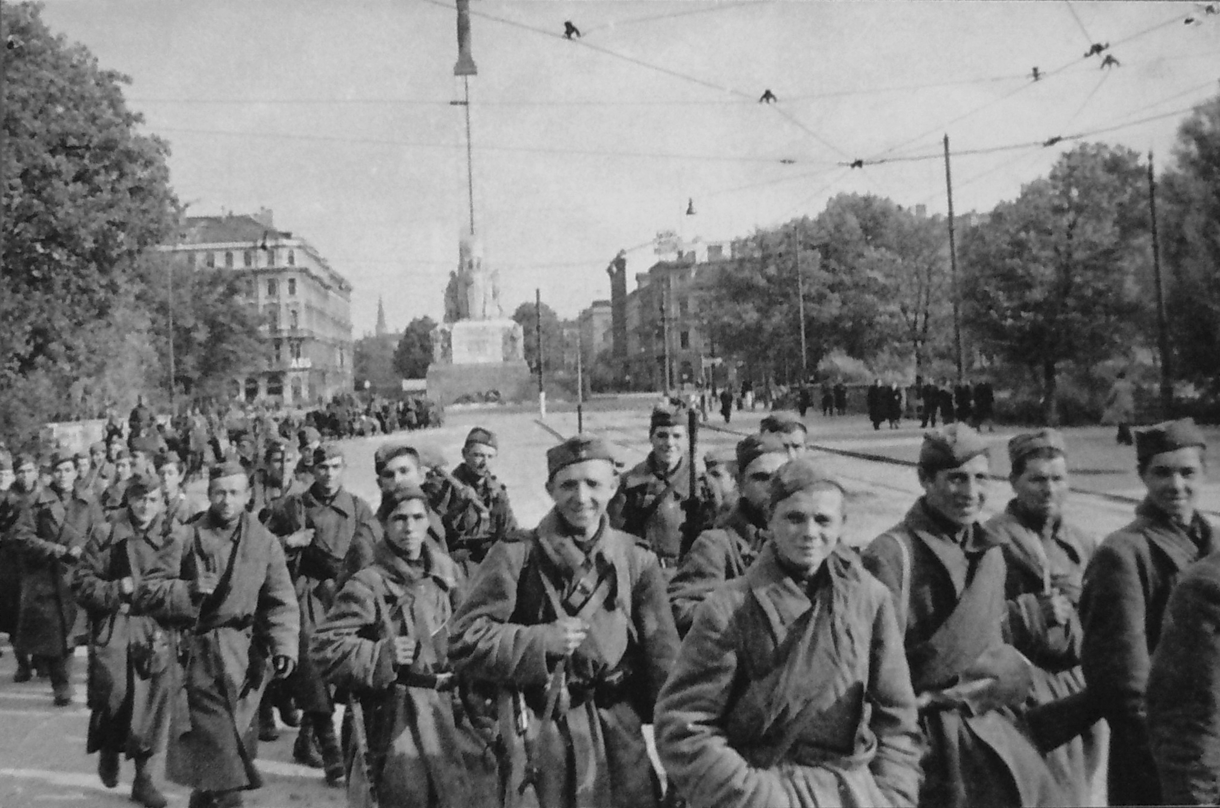 Red Army soldiers in front of the Freedom Monument in Riga in 1944.