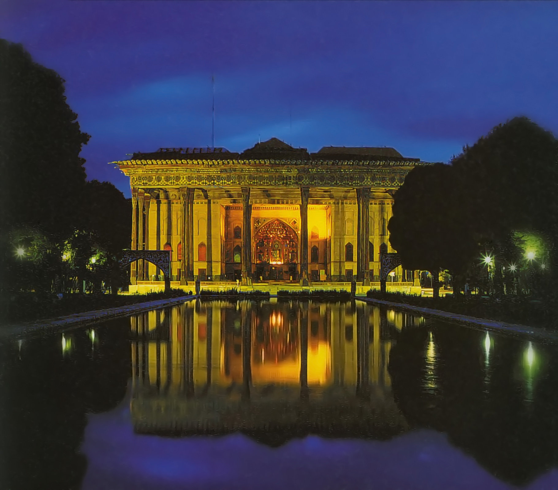 Istana Chehel Sotoun di Isfahan, dibangun selama Kekaisaran Safawi dengan contoh sebuah talar, Situs Warisan Dunia