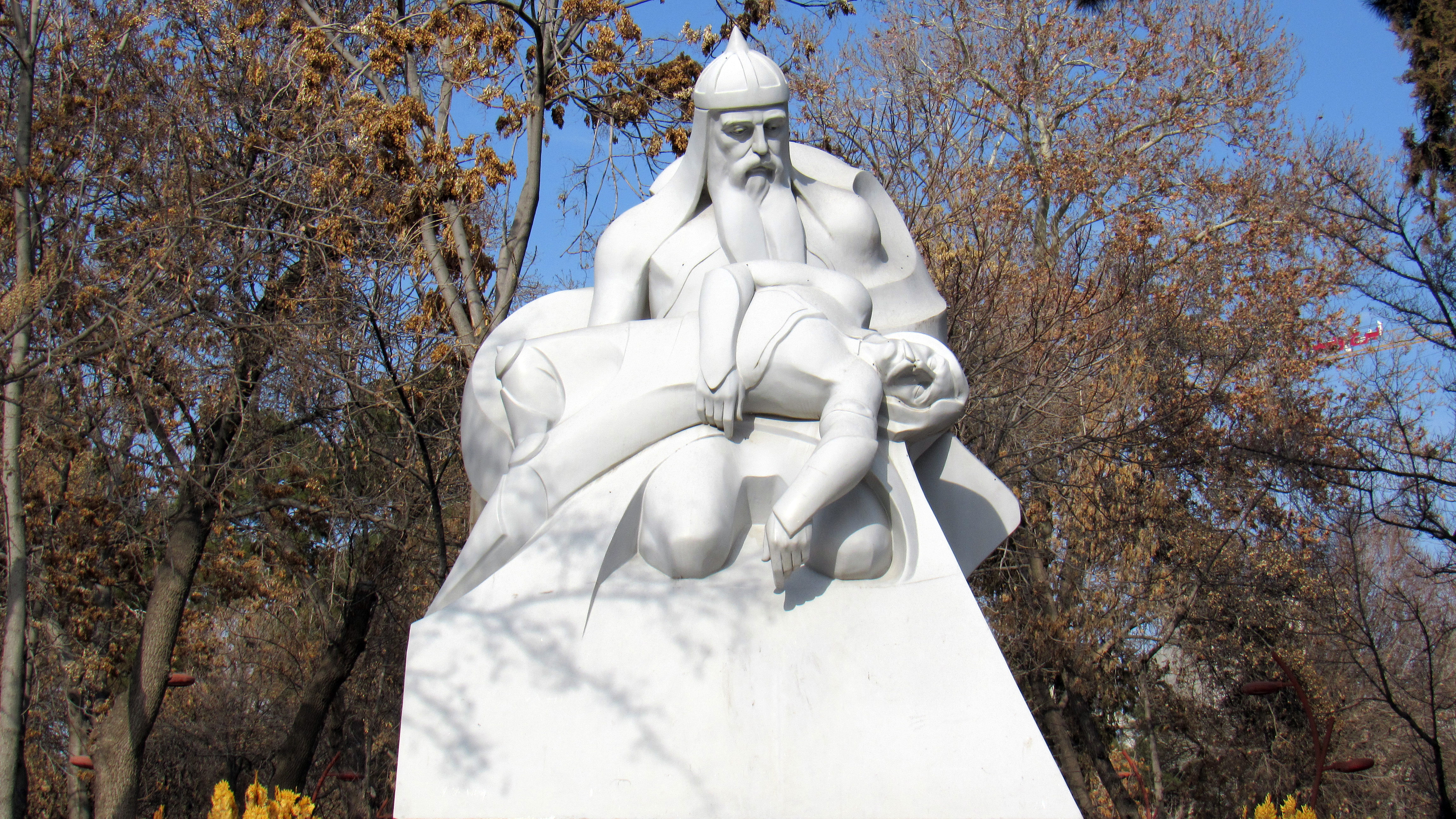 Patung Rostam, dengan putranya Sohrab, di Mashhad