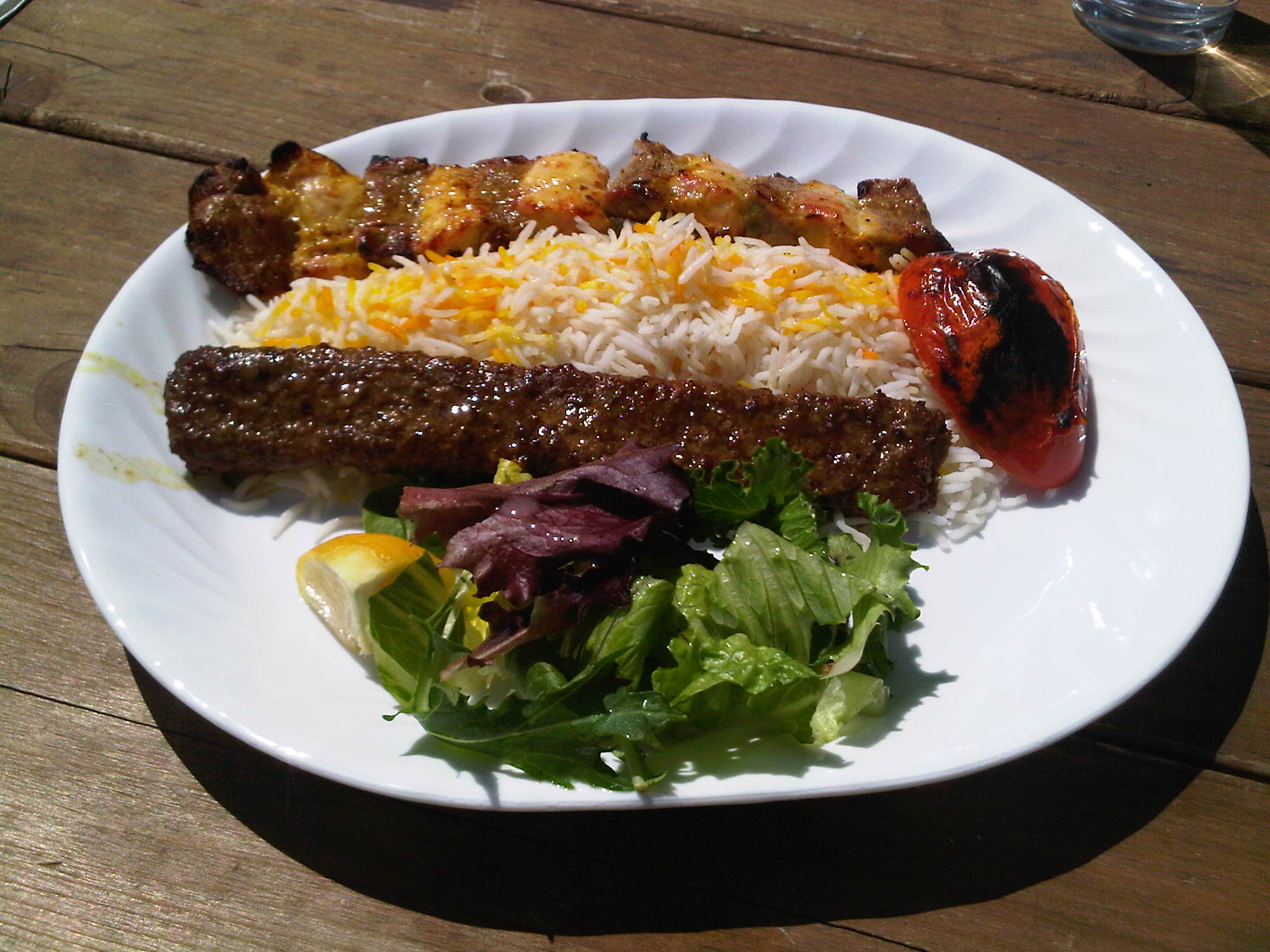 Chelow kabab (nasi dan kebab), salah satu hidangan nasional Iran