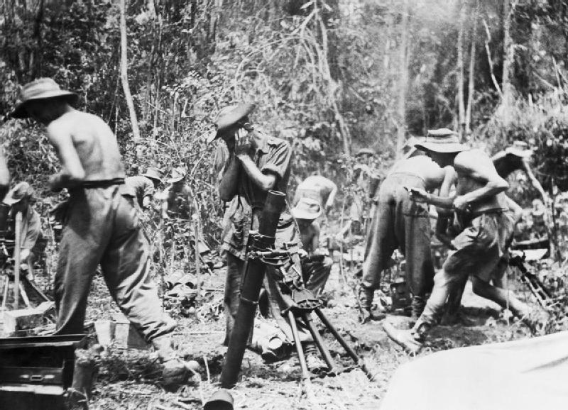 Quân Anh bắn một khẩu súng cối trên đường Mawchi, tháng 7 năm 1944