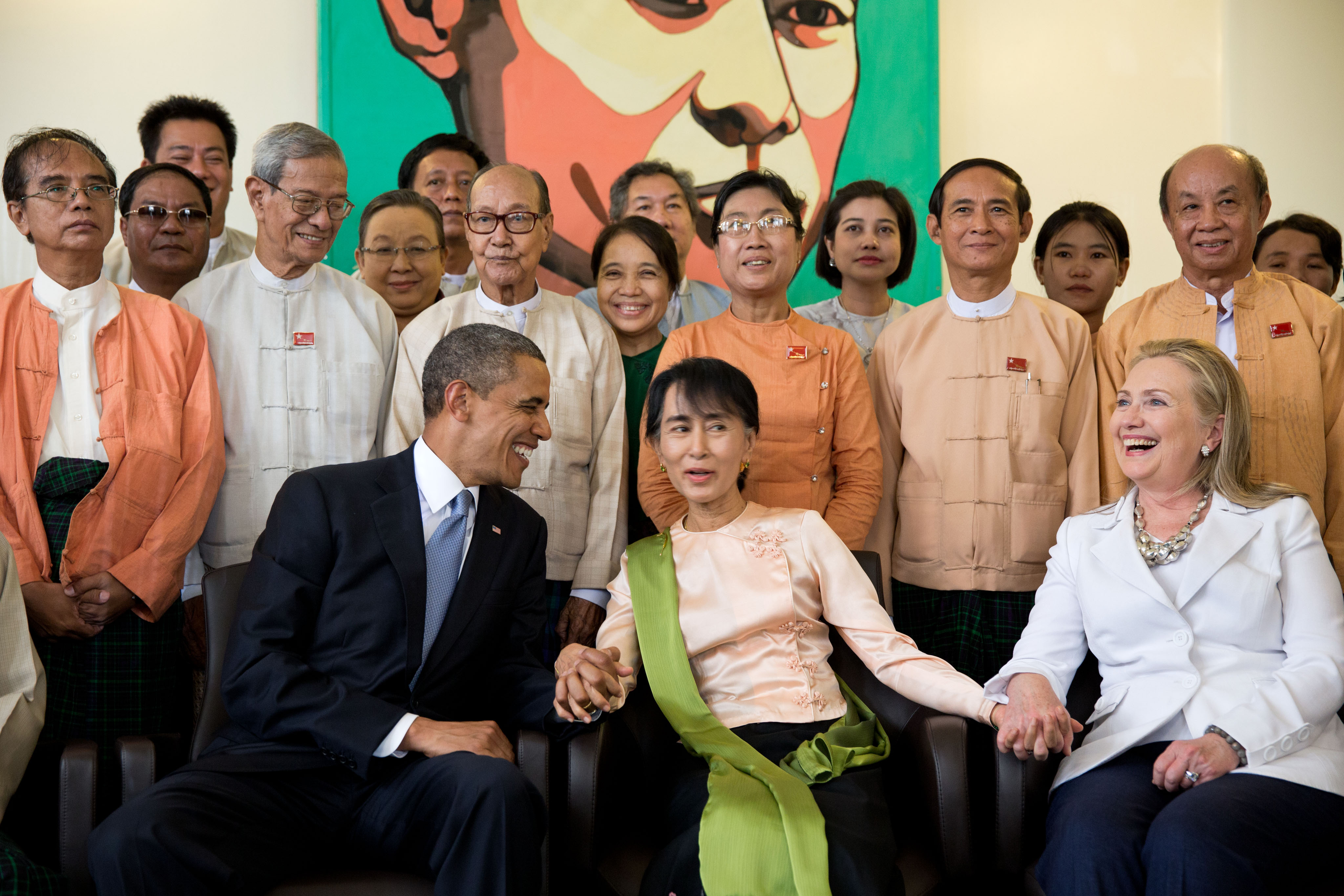 Tổng thống Hoa Kỳ Barack Obama và Ngoại trưởng Hillary Clinton cùng Aung San Suu Kyi và nhân viên của bà tại nhà riêng ở Yangon, 2012