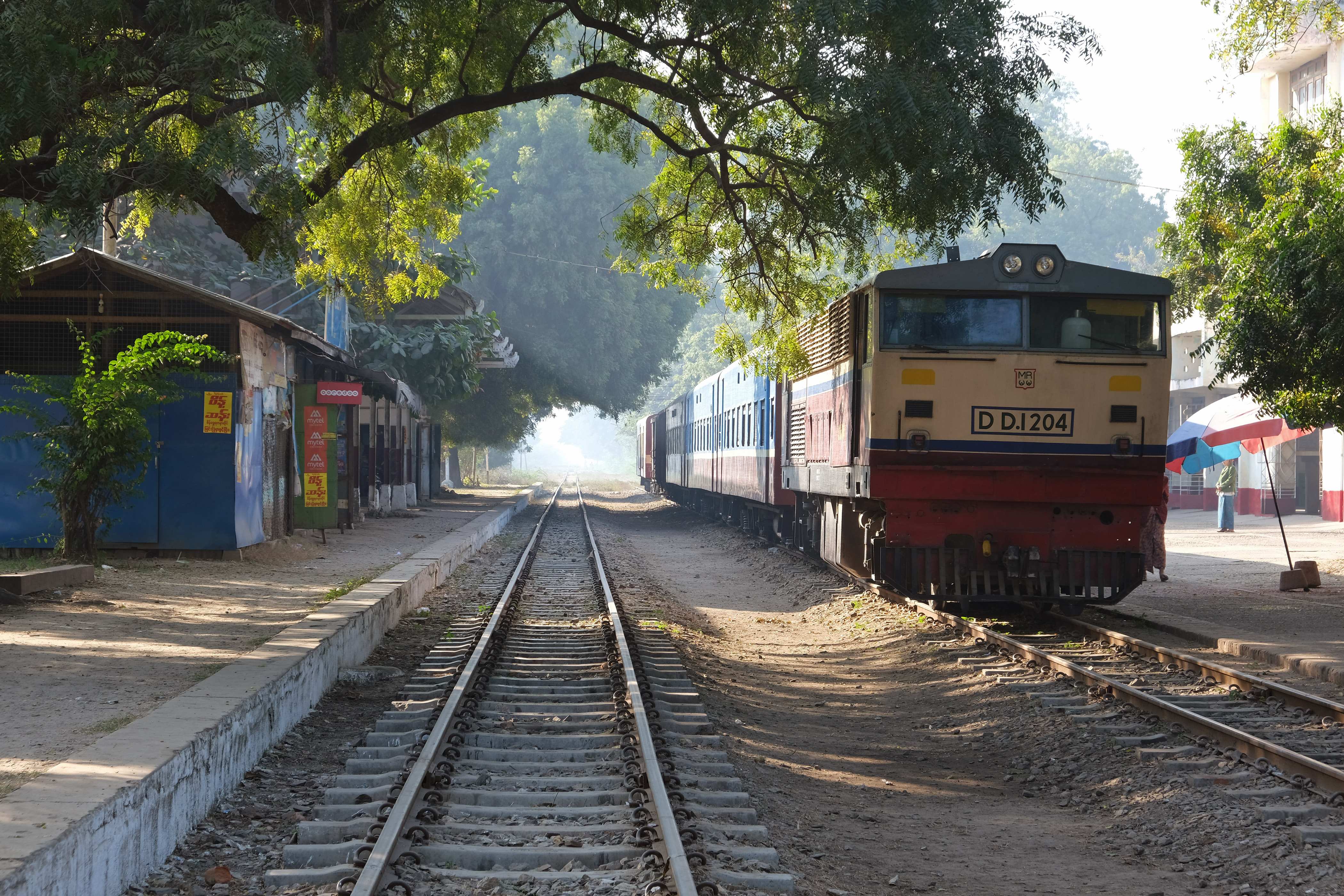 Các chuyến tàu ở Myanmar tương đối chậm. Chuyến đi đường sắt từ Bagan đến Mandalay mất khoảng 7,5 giờ (179 km).