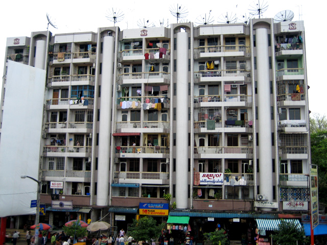 Một dãy căn hộ ở trung tâm thành phố Yangon, đối diện Chợ Bogyoke. Phần lớn dân số đô thị Yangon cư trú trong các căn hộ đông đúc.