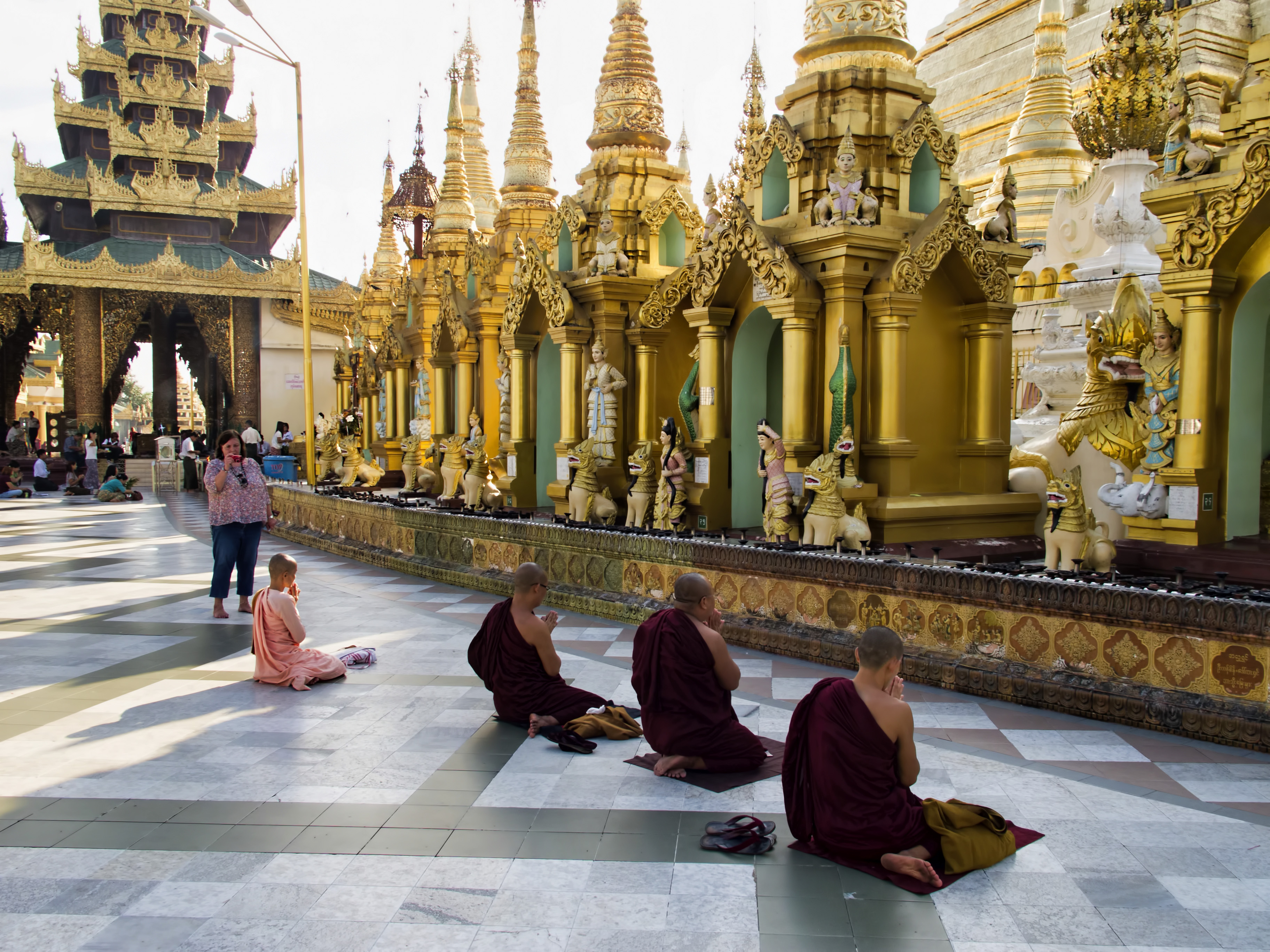 Các nhà sư Phật giáo đang cầu nguyện tại Chùa Shwedagon
