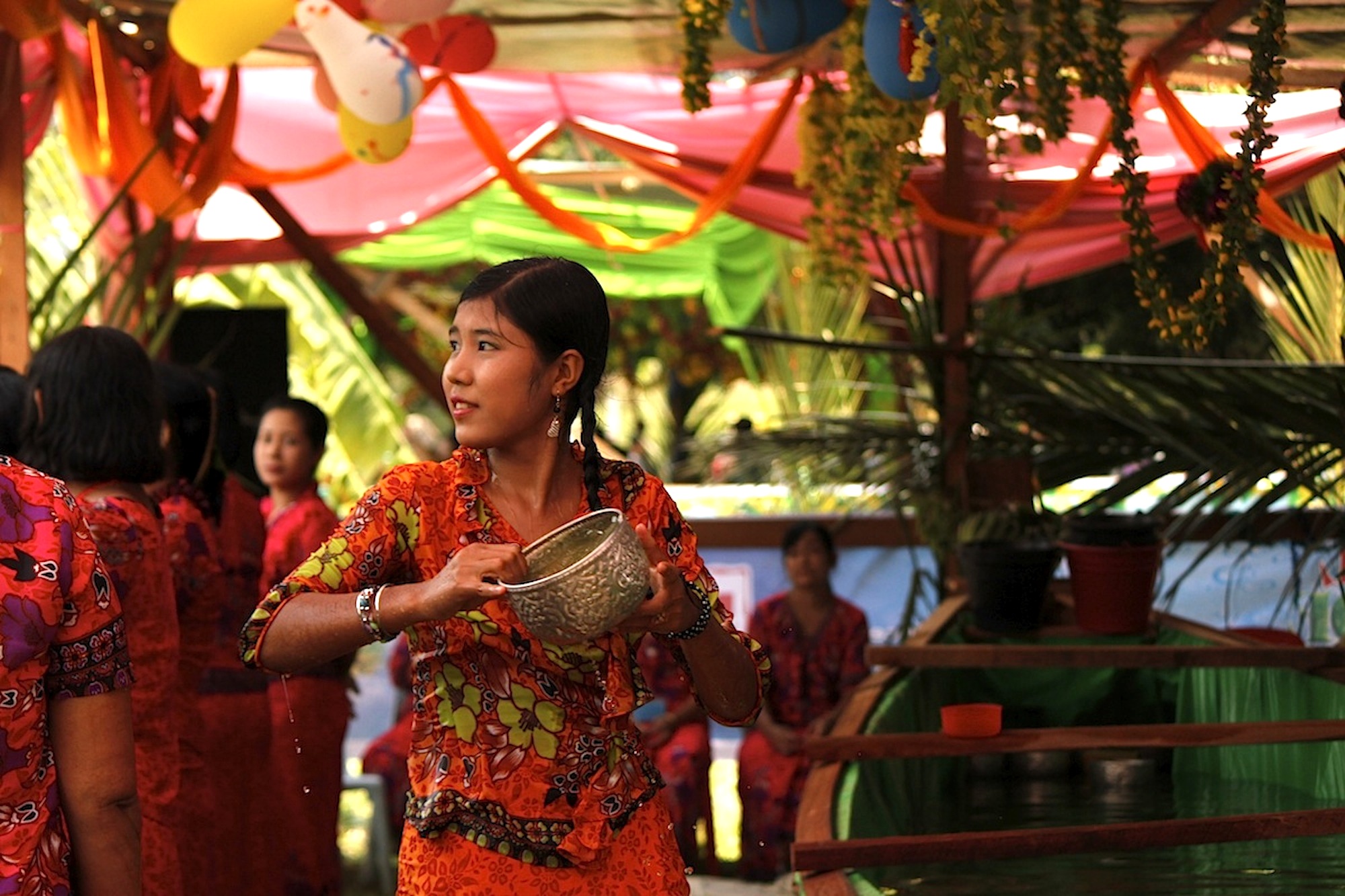 Một cô gái Arakan (Rakhine) té nước vào những người vui chơi trong Lễ hội té nước Thingyan mừng năm mới của Miến Điện tại Yangon.