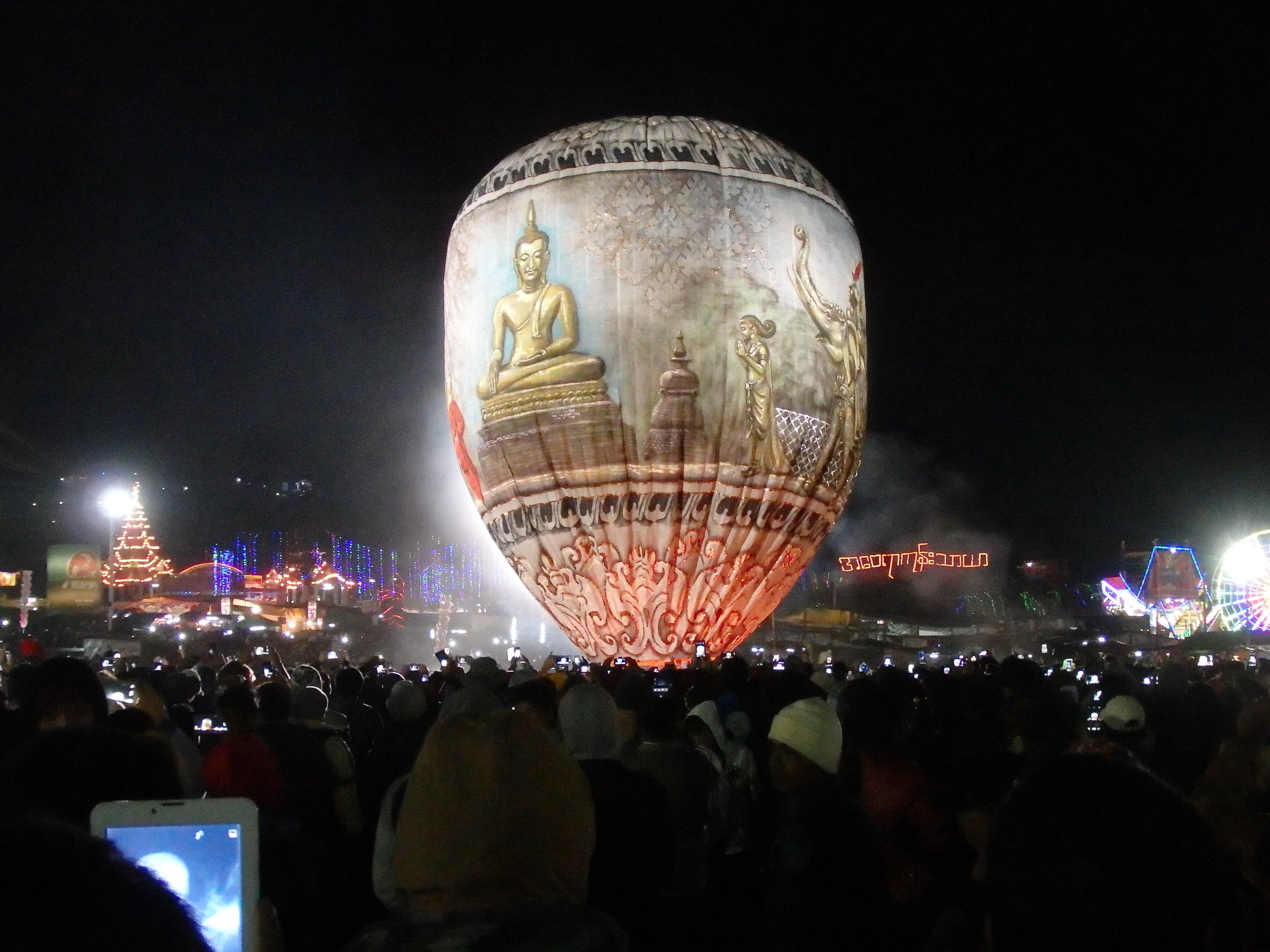 タウンジーで11月(伝統暦では8番目の月ダザウンモン)の灯祭りで打ち上げられる熱気球(မီးပုံးပျံミーボウンビャンビルマ語あるいはမီးပုံミーボウンビルマ語)。