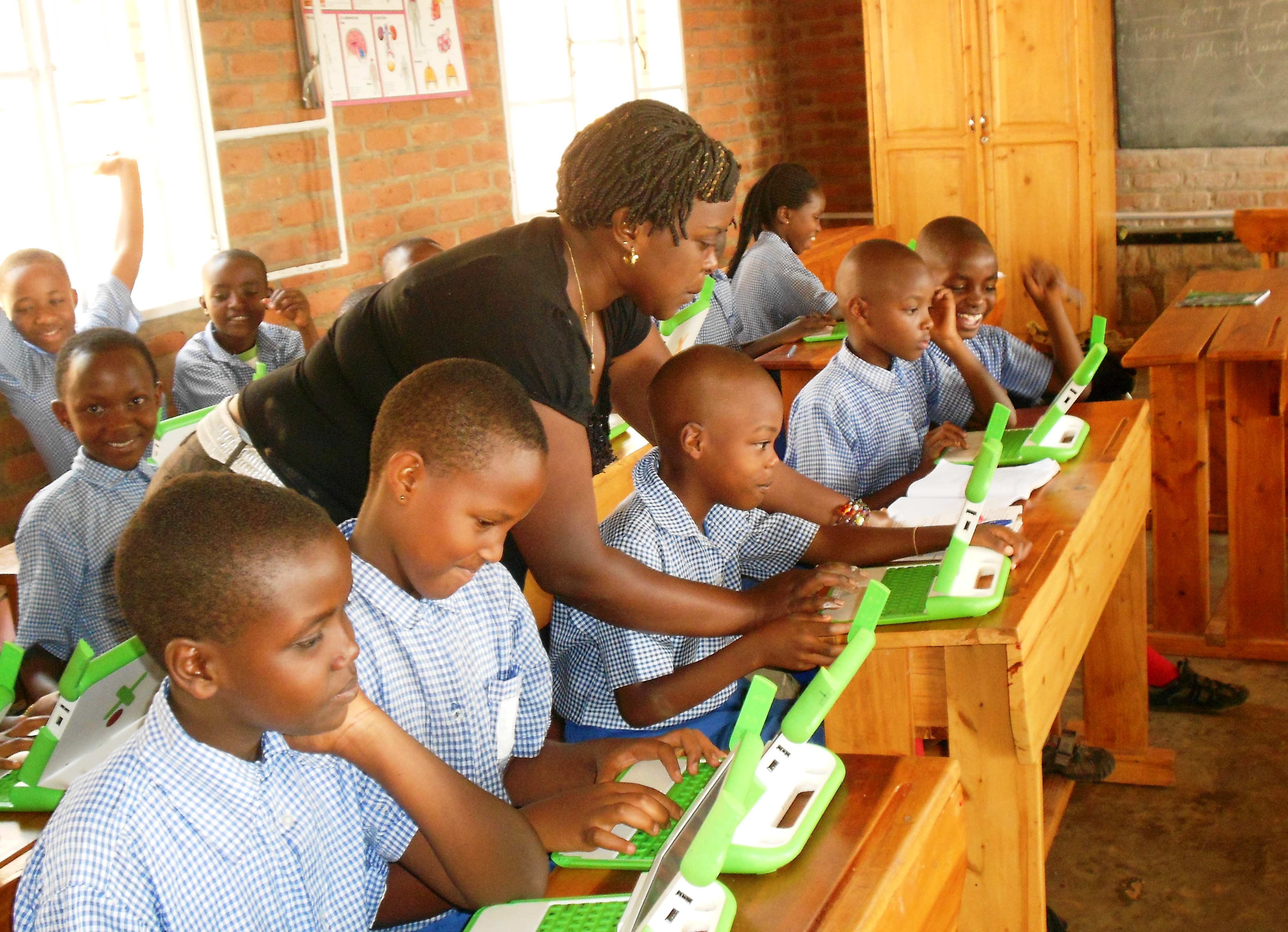 OLPC 프로그램으로 노트북을 사용하는 르완다 초등학생들
