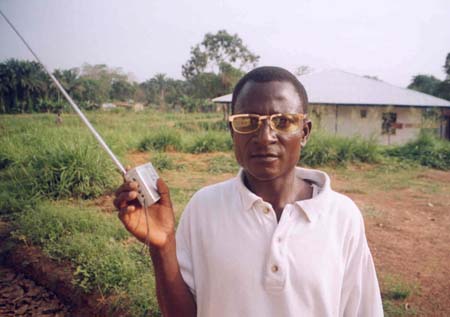 Seorang pendengar radio di Kailahun