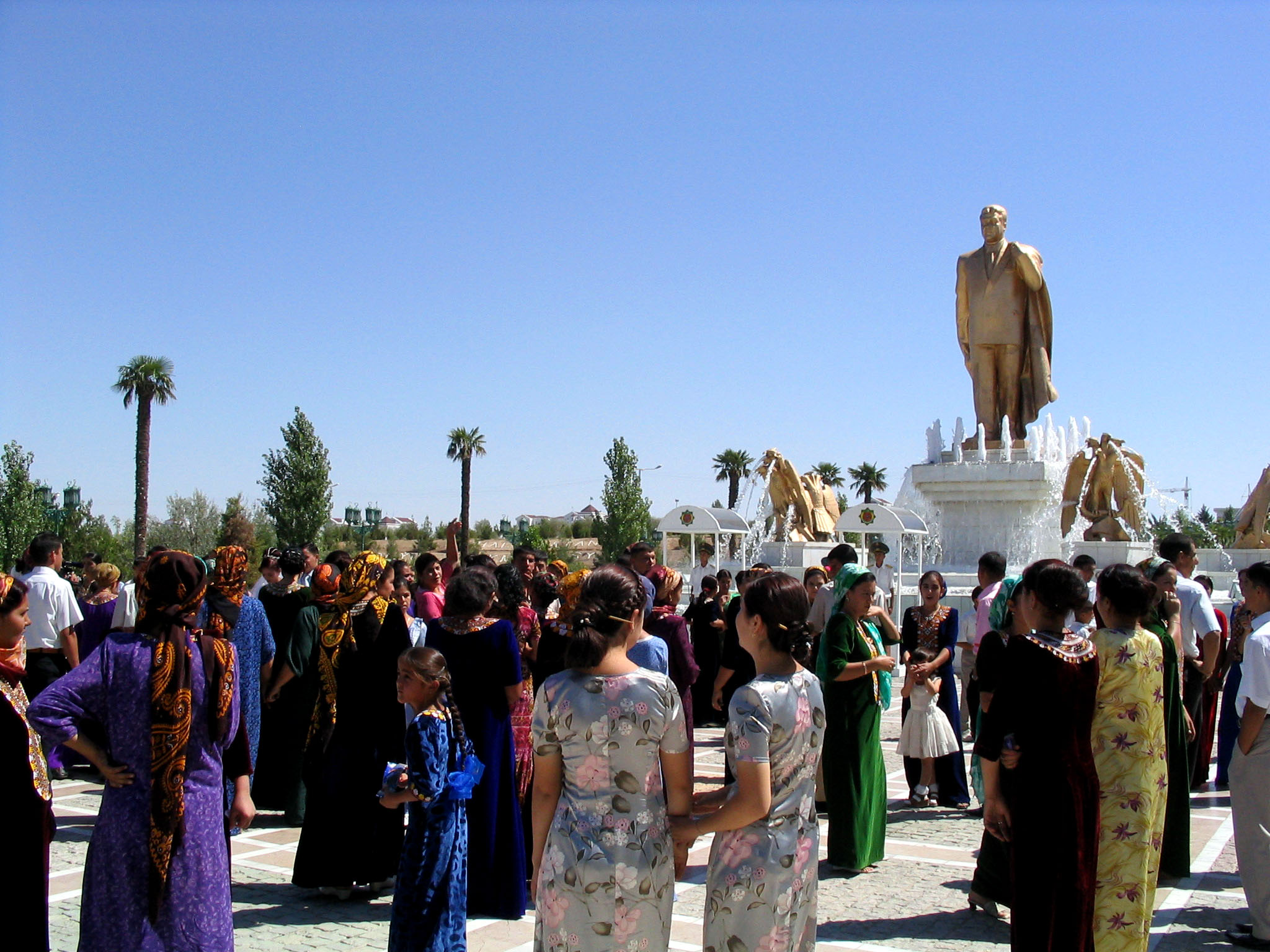 Tượng vàng của Saparmurat Niyazov ở Ashgabat