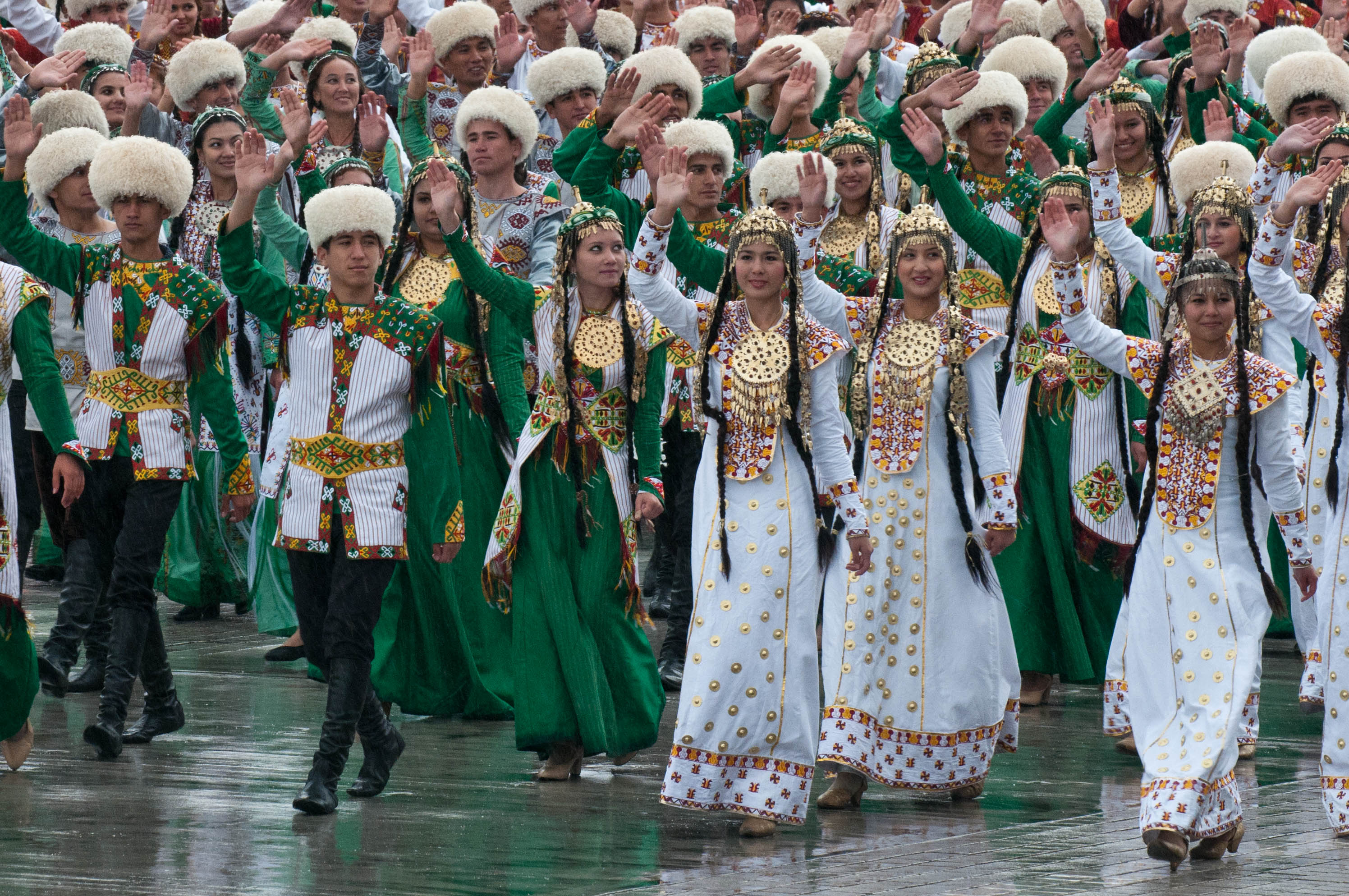 Người Turkmen trong trang phục dân gian tại cuộc diễu hành Ngày Độc lập lần thứ 20, năm 2011.
