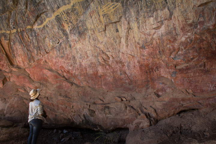 Seni Batu Purba (tetapi diconteng grafiti) di Gua Nsalu, Taman Negara Kasanka di Zambia Utara-Tengah