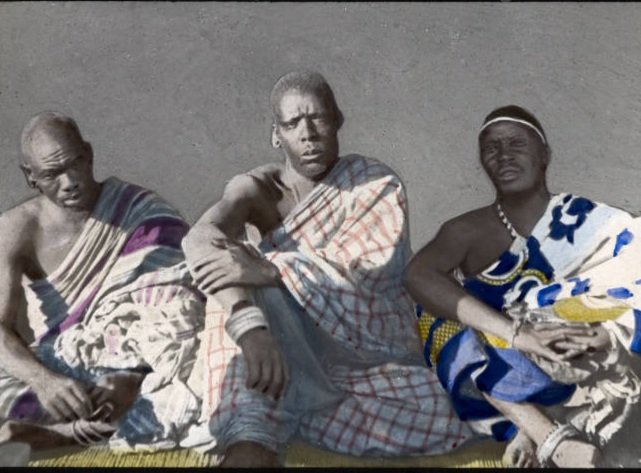 Tiga ketua muda Ngoni. Orang Ngoni memasuki Zambia Timur dari KwaZulu di Afrika Selatan. Mereka akhirnya berasimilasi dengan kumpulan etnik tempatan.