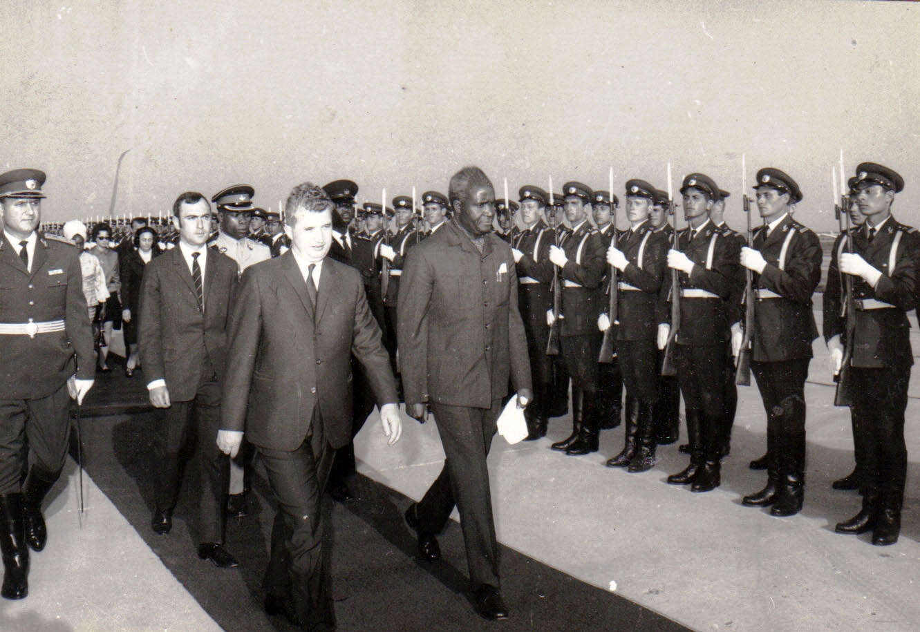 Kenneth Kaunda, presiden Republik pertama, dalam lawatan negara ke Romania pada tahun 1970