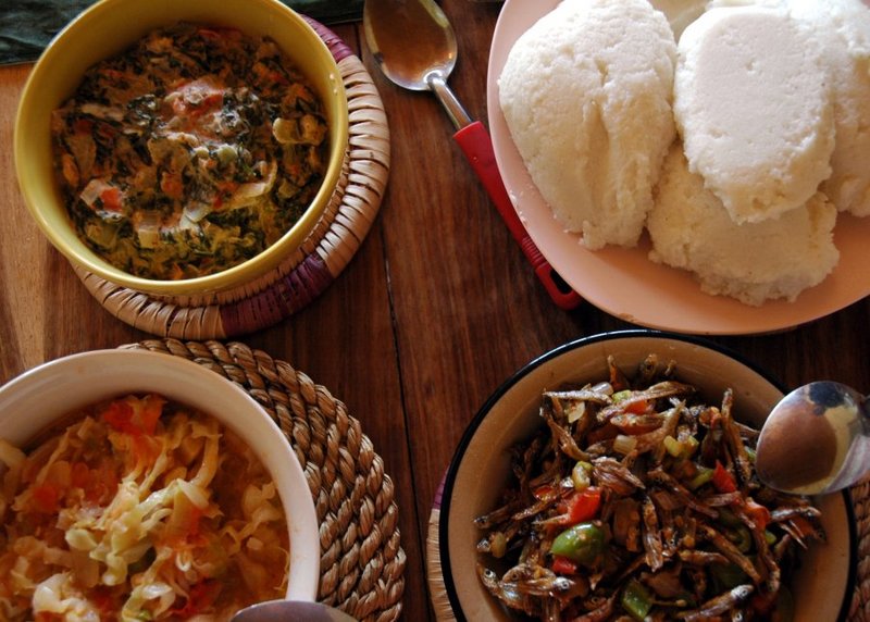 Nsima (sudut kanan atas) dengan tiga jenis relish.