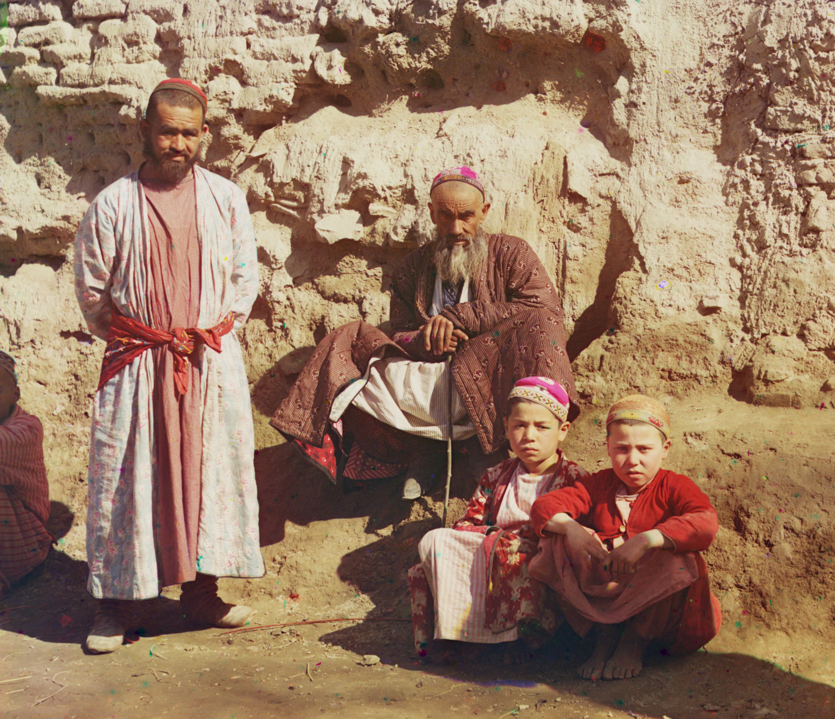 Hai người đàn ông Sart và hai cậu bé Sart ở Samarkand, khoảng năm 1910