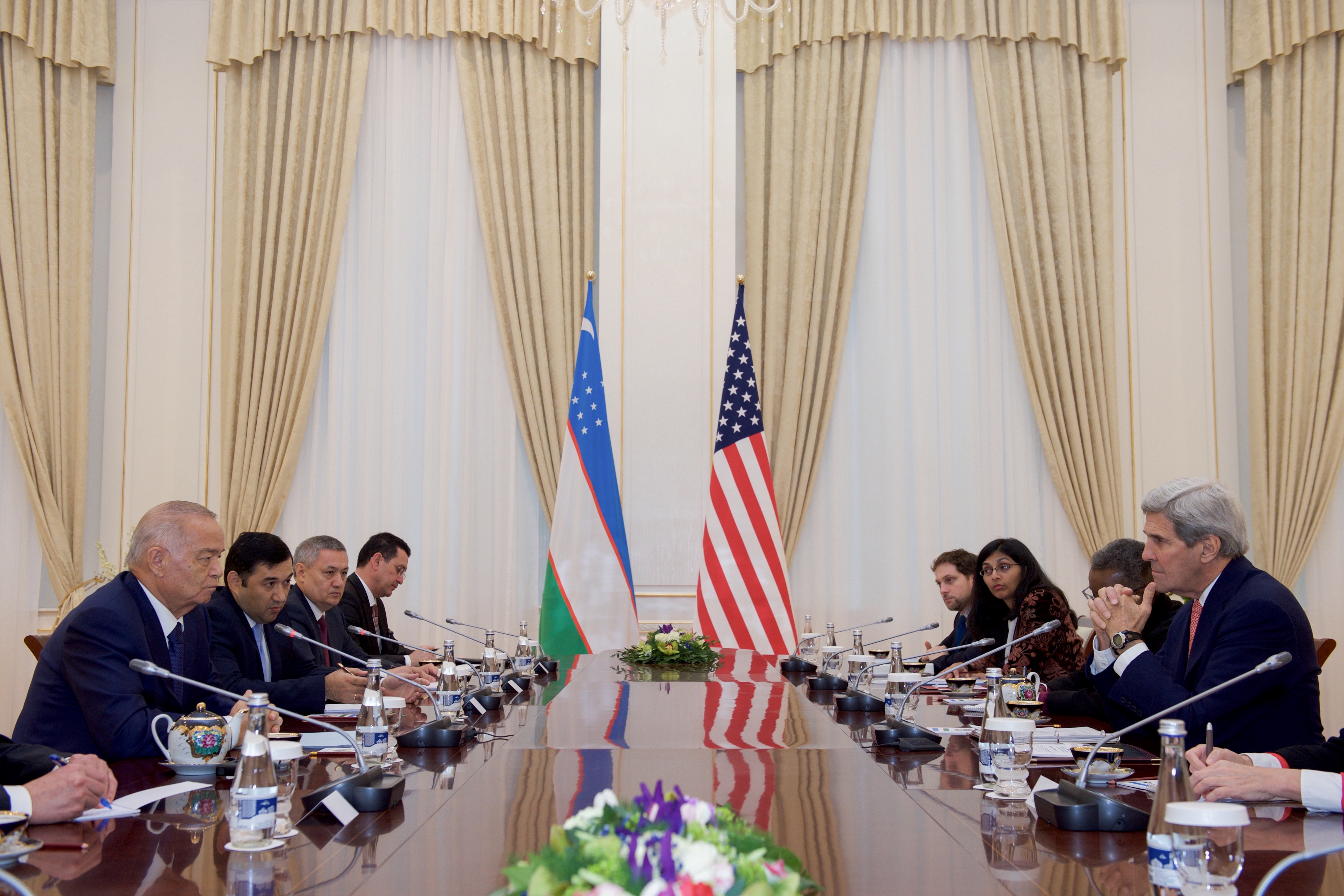 Presiden Islam Karimov dengan Menteri Luar Negeri AS John Kerry di Samarkand pada November 2015