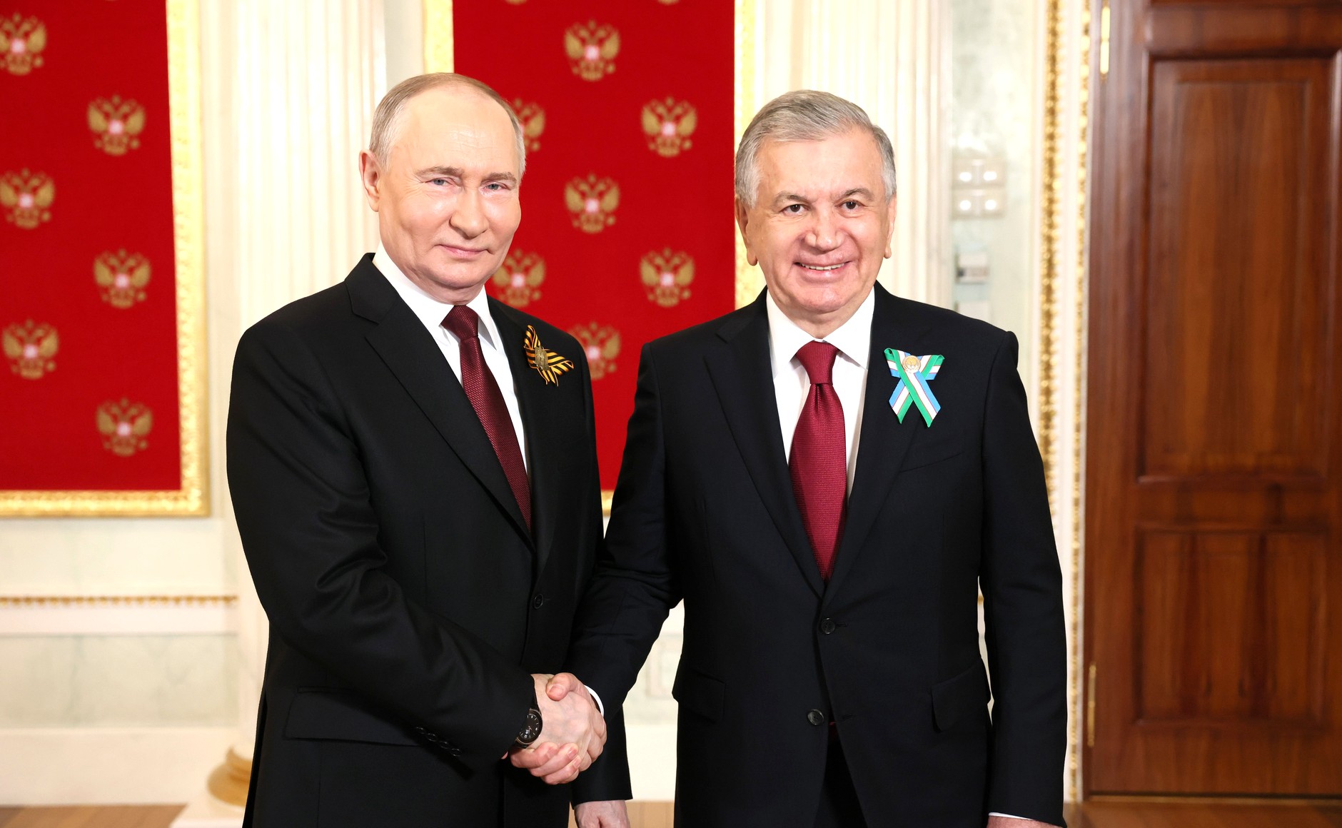 Presiden Shavkat Mirziyoyev dengan Presiden Rusia Vladimir Putin sebelum Parade Hari Kemenangan Moskwa 2024 di Moskwa, Rusia, 9 Mei 2024
